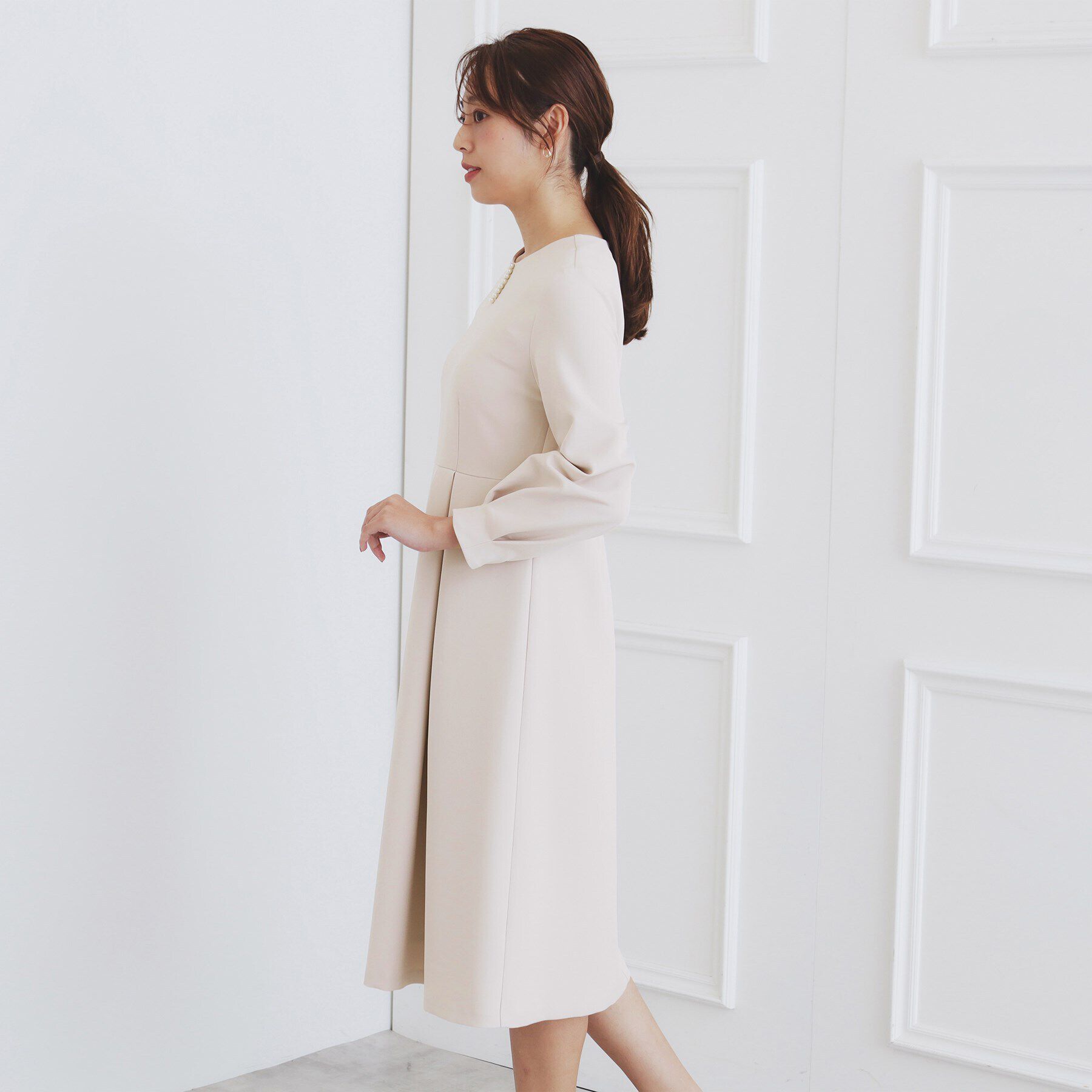 index「《通勤対応》キーネックパール調フレアワンピース【洗濯機洗い可/イージーアイロン】」|ワンピース|