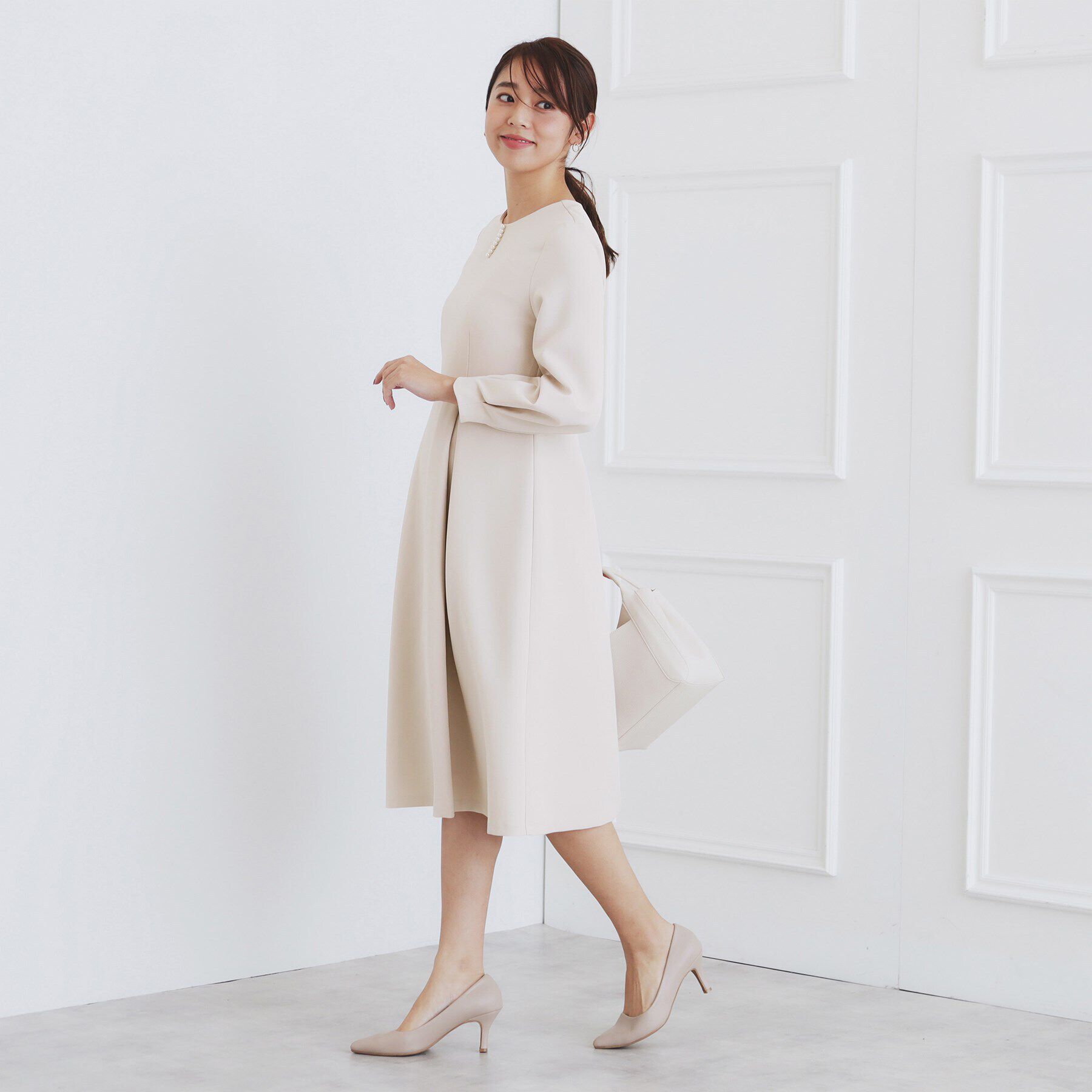 index「《通勤対応》キーネックパール調フレアワンピース【洗濯機洗い可/イージーアイロン】」|ワンピース|