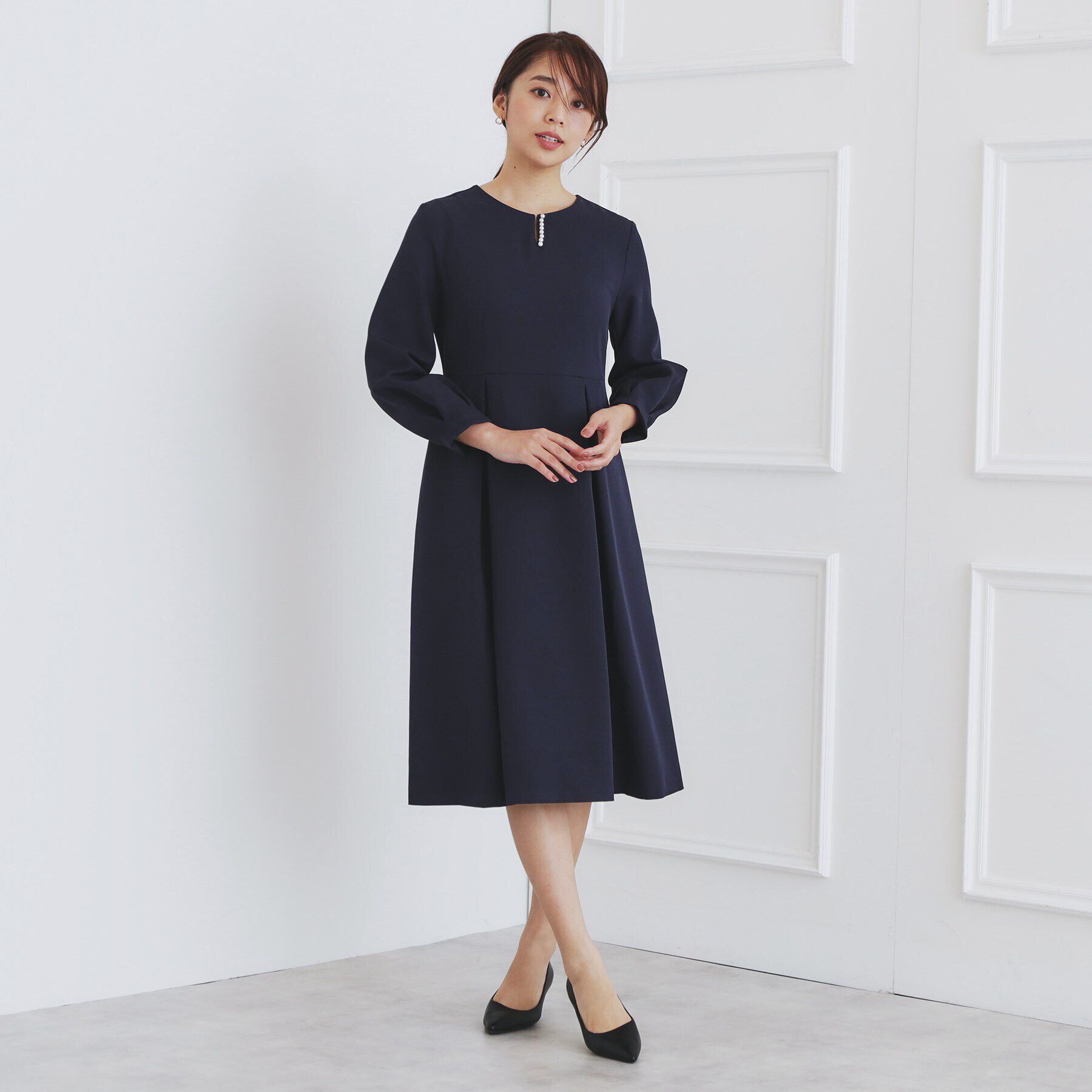 index「《通勤対応》キーネックパール調フレアワンピース【洗濯機洗い可/イージーアイロン】」|ワンピース|