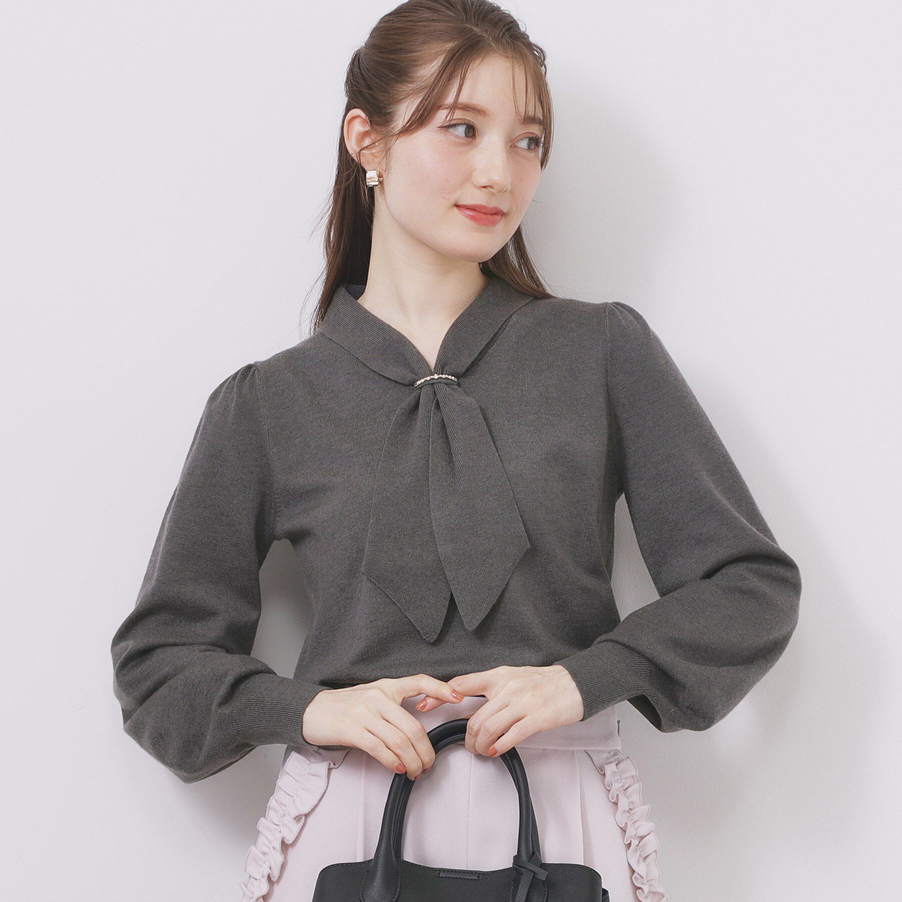 index「ゴールドパーツ付きボウタイニット【洗濯機OK】《10col/XS～LL》」|ニット・セーター|チャコールグレー(0