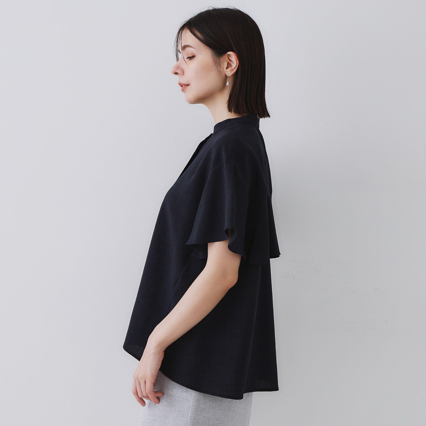 OPAQUE.CLIP「バックフリルバンドカラーブラウス【洗濯機洗い可/吸水速乾/接触冷感】」|シャツ・ブラウス|