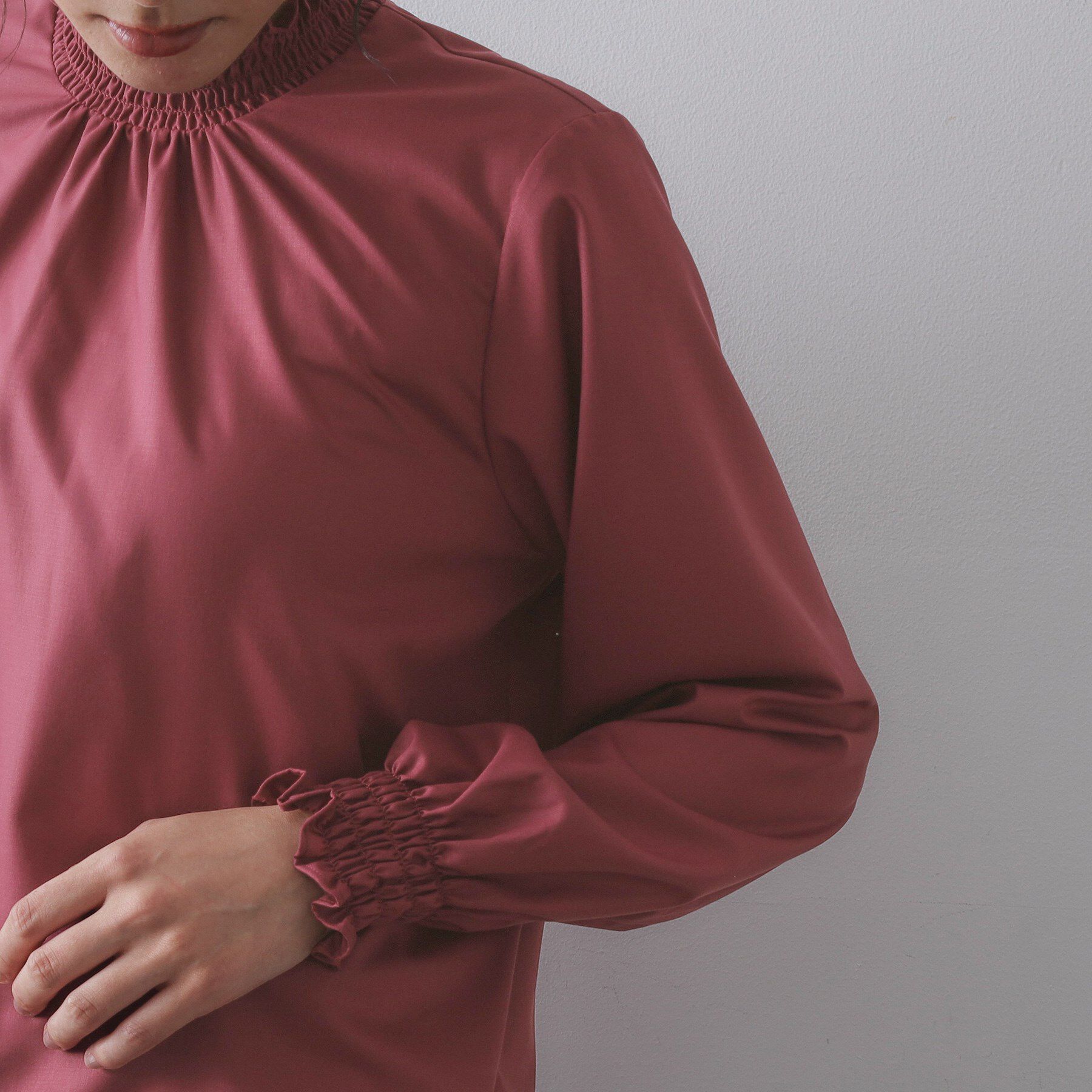 OPAQUE.CLIP「シャーリングハイネックブラウス【洗濯機OK】」|シャツ・ブラウス|