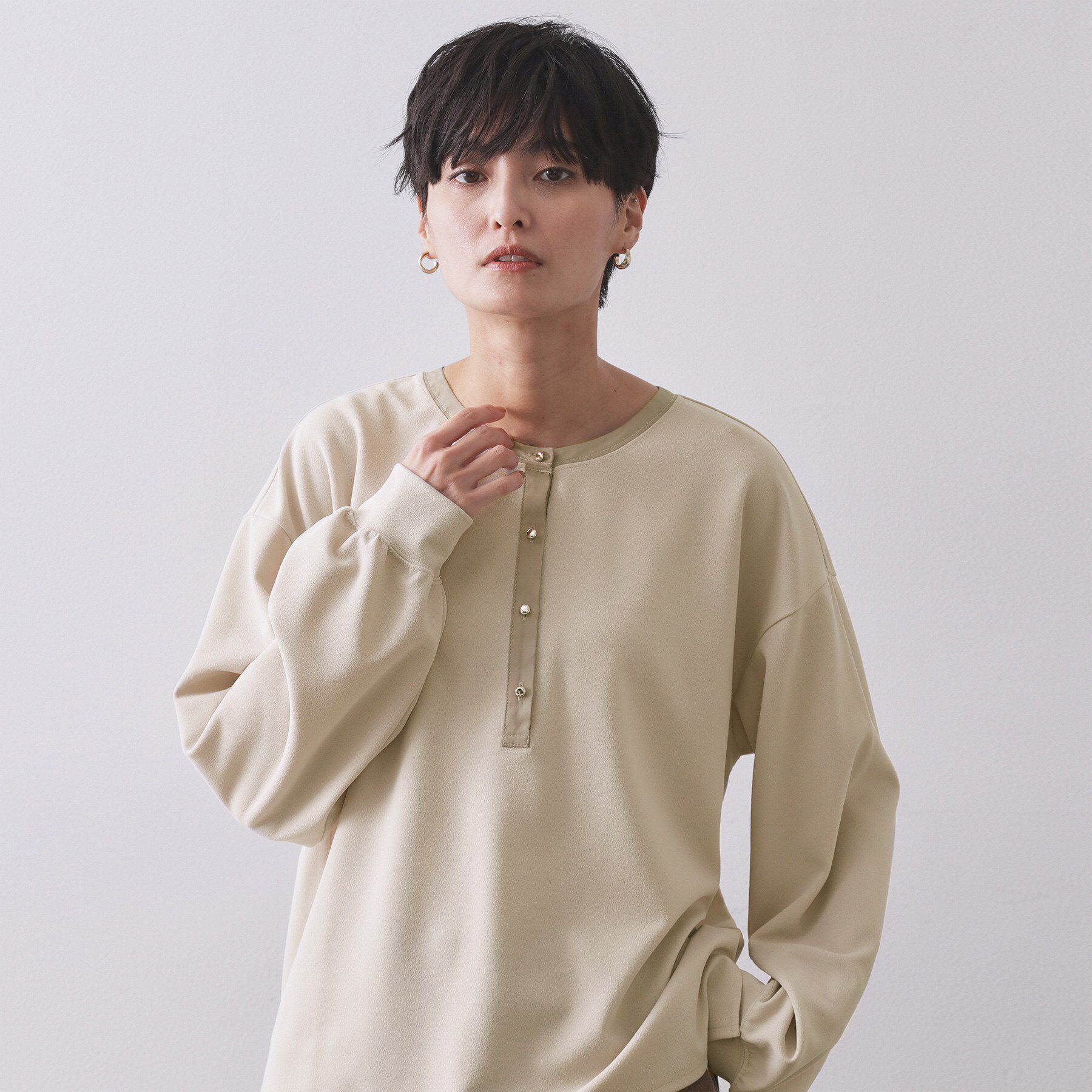 OPAQUE.CLIP「サテン使いヘンリーネックトップス【洗濯機OK】」|Tシャツ・カットソー|グレージュ(050)