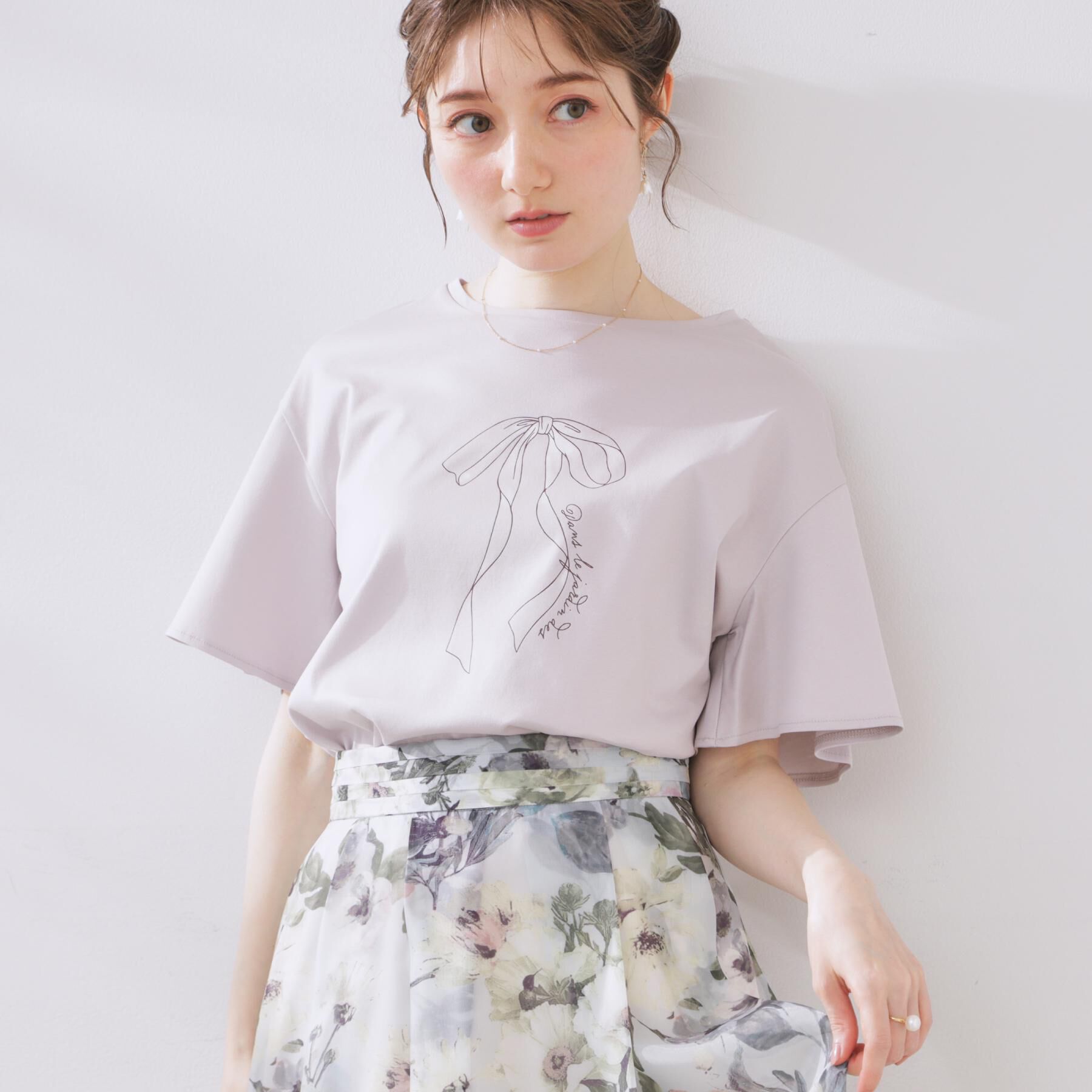 Couture broach「【マシンウォッシャブル・接触冷感・UV機能】60リボンロゴプリント フレアーT」|Tシャツ・カットソー|