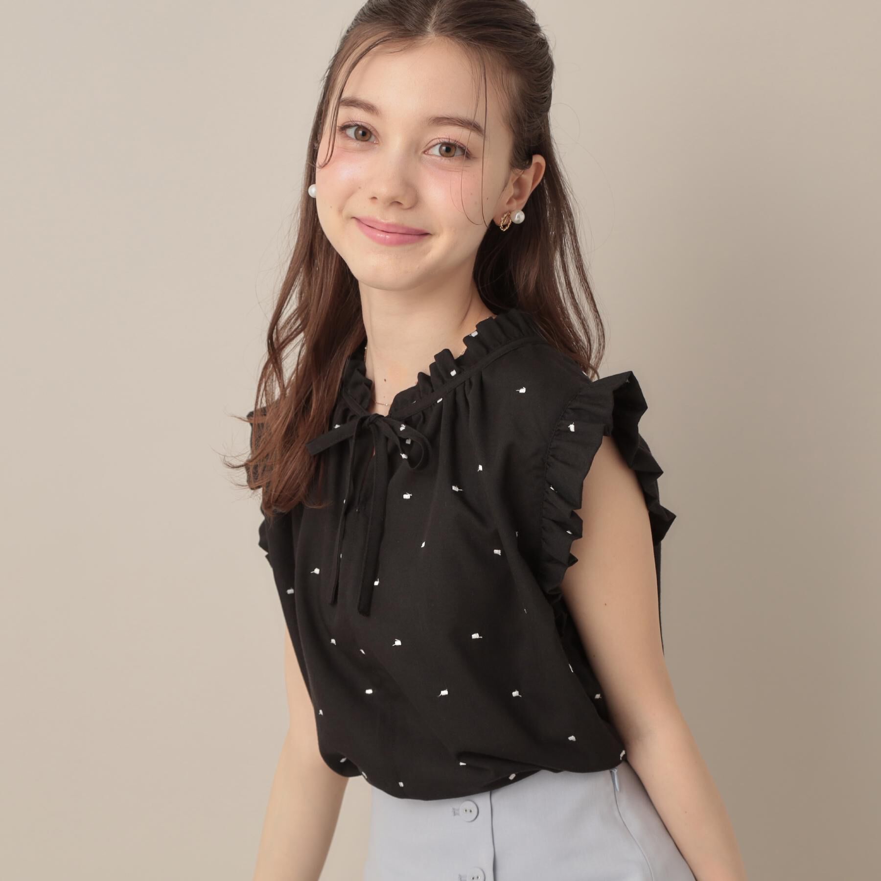 Couture broach「【マシンウォッシャブル】ドット刺繍リボンデザインブラウス」|シャツ・ブラウス|