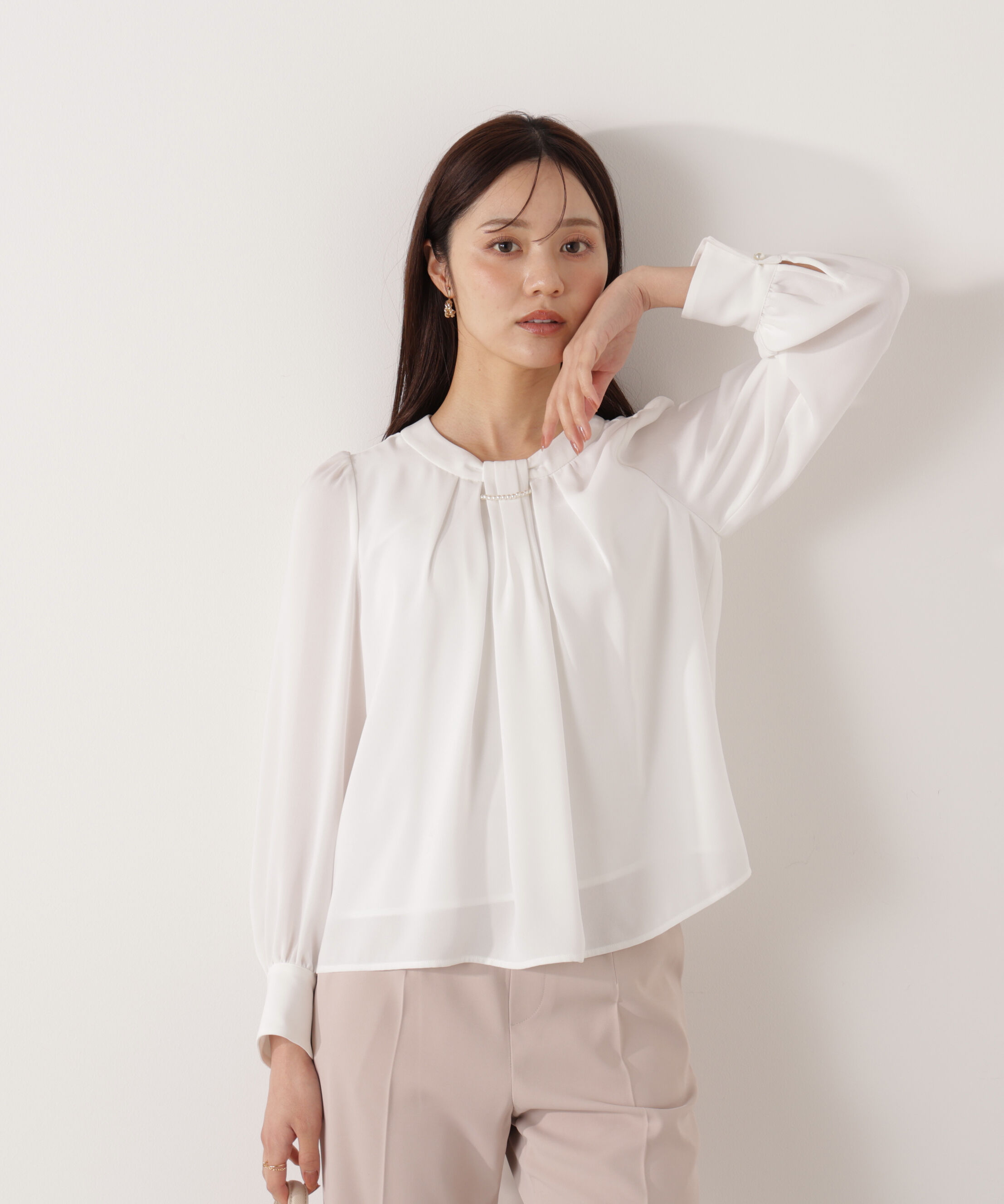 PROPORTION BODY DRESSING「パール付きベーシックブラウス 26SS」|シャツ・ブラウス|エクリュ1