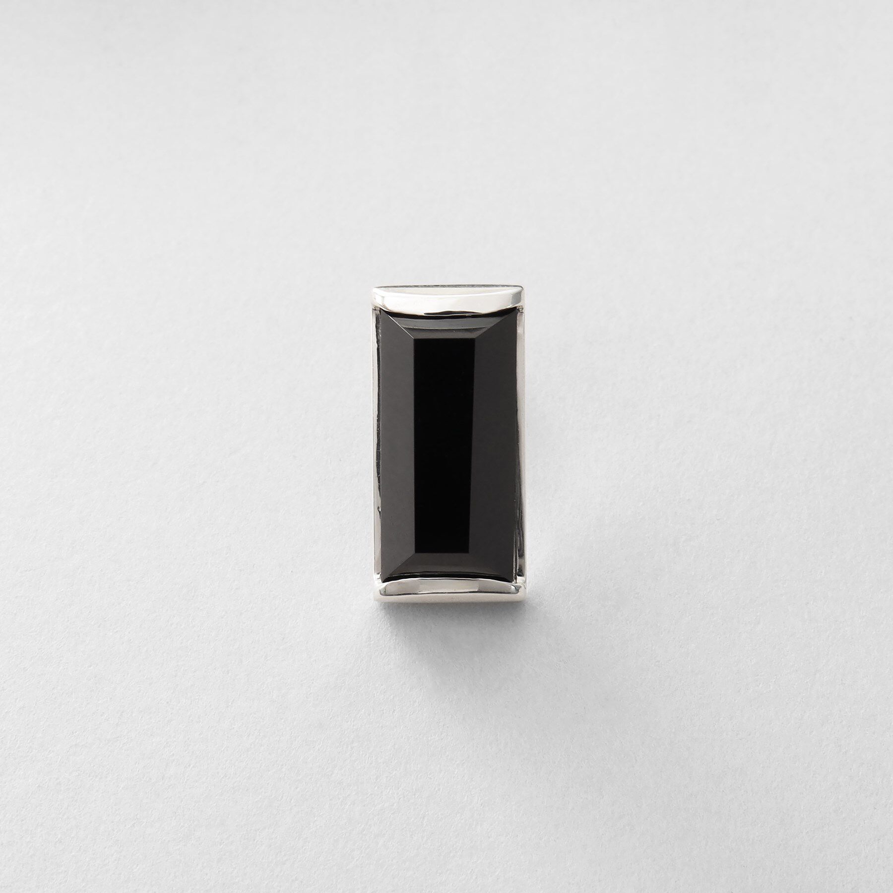 COCOSHNIK ONKITSCH「シルバー オニキス バケットカットスタッドピアス」|ピアス|