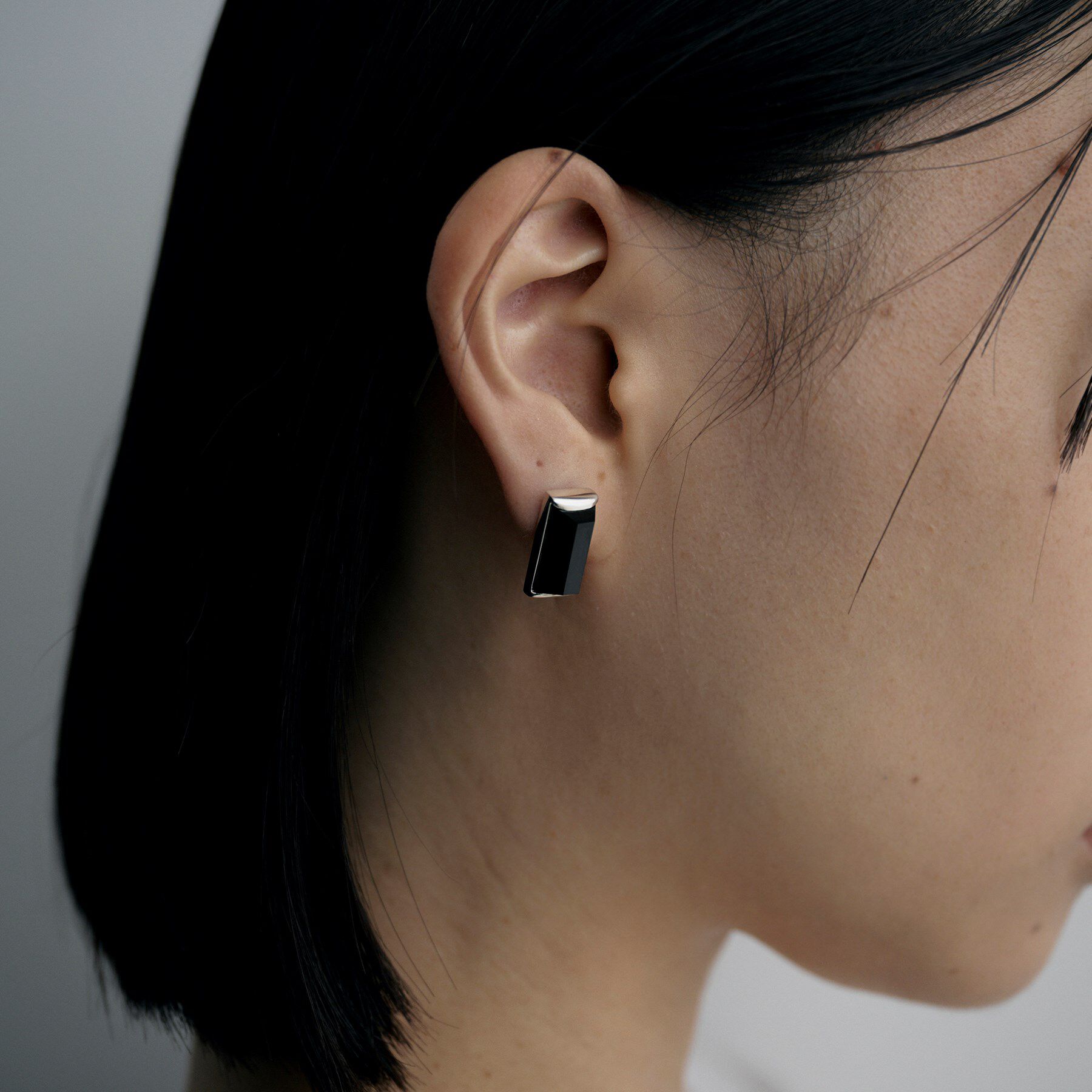 COCOSHNIK ONKITSCH「シルバー オニキス バケットカットスタッドピアス」|ピアス|