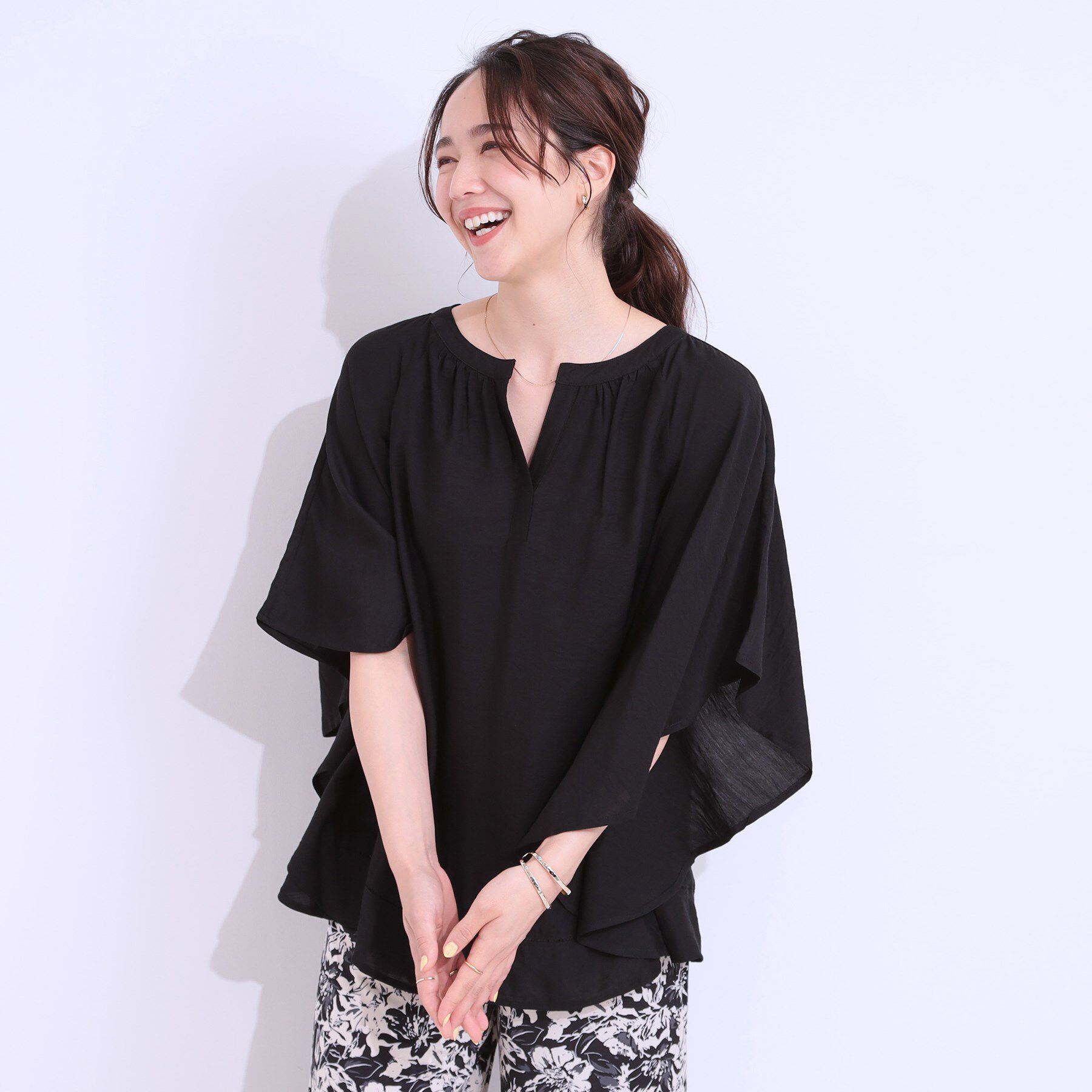 SHOO･LA･RUE「【洗える/ひんやり】涼しく体型カバー お袖フレア ドレープブラウス」|シャツ・ブラウス|
