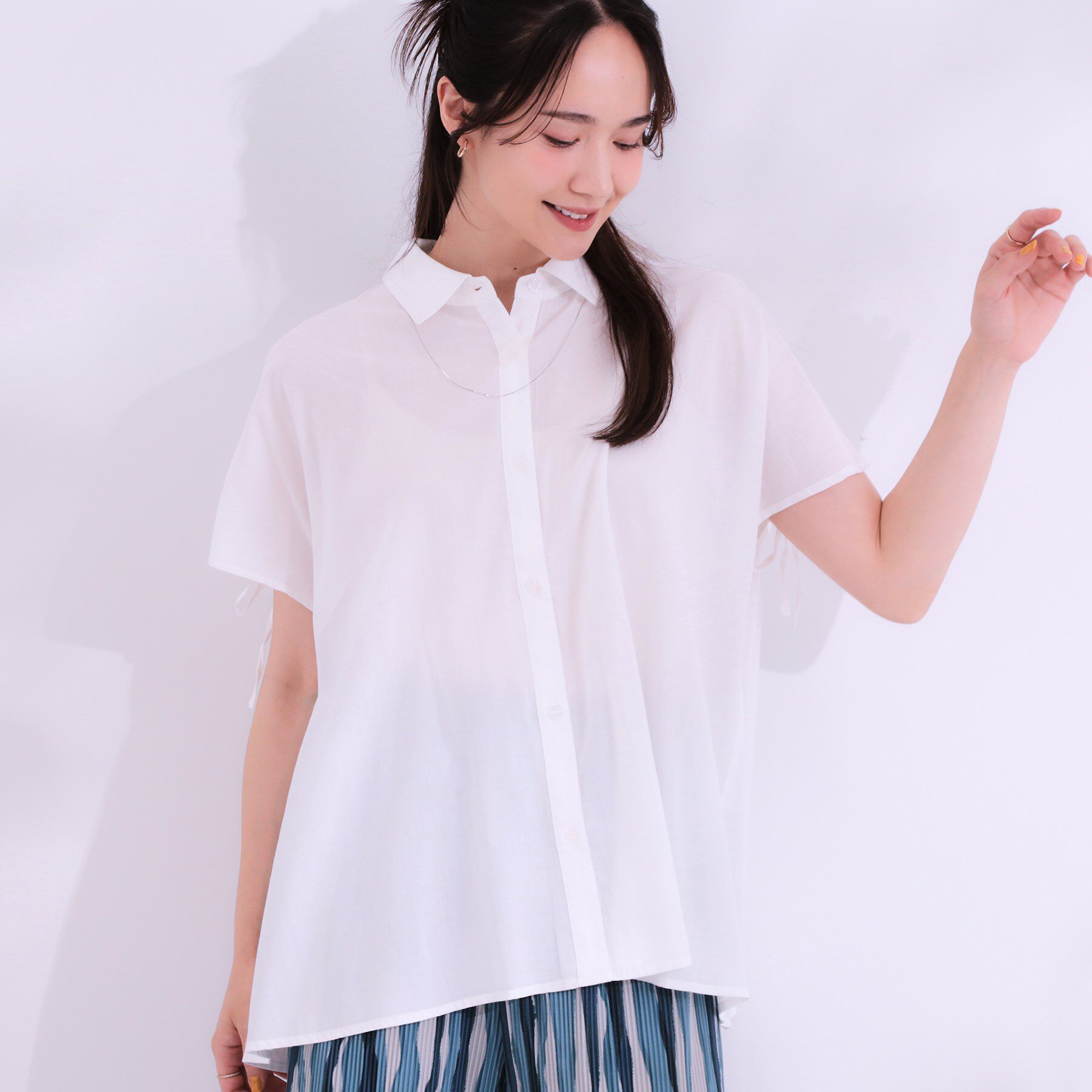 SHOO･LA･RUE「【S-LL/ひんやり】後ろ姿も抜かりなく インせず着られる バックギャザーシャツ」|シャツ・ブラウス|アイボリー(004)