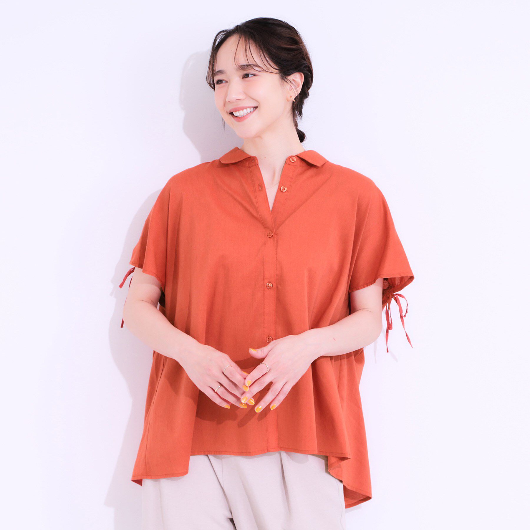 SHOO･LA･RUE「【S-LL/ひんやり】後ろ姿も抜かりなく インせず着られる バックギャザーシャツ」|シャツ・ブラウス|