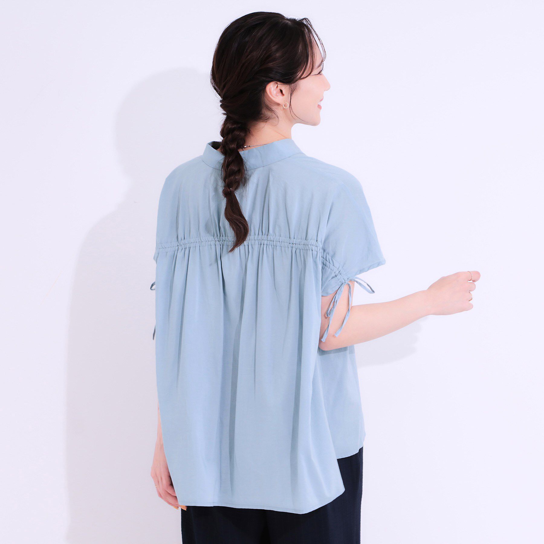 SHOO･LA･RUE「【S-LL/ひんやり】後ろ姿も抜かりなく インせず着られる バックギャザーシャツ」|シャツ・ブラウス|