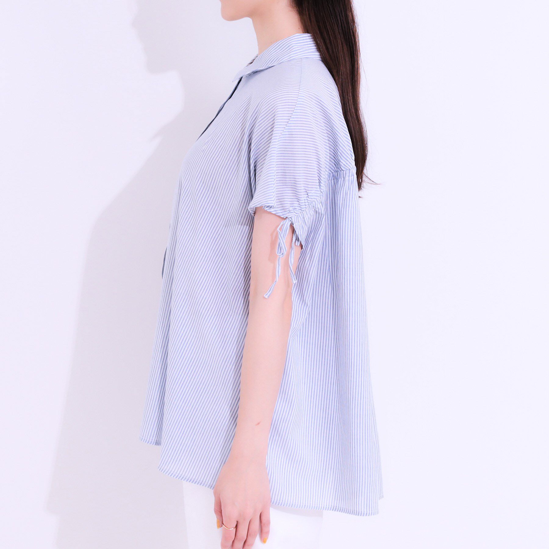 SHOO･LA･RUE「【S-LL/ひんやり】後ろ姿も抜かりなく インせず着られる バックギャザーシャツ」|シャツ・ブラウス|