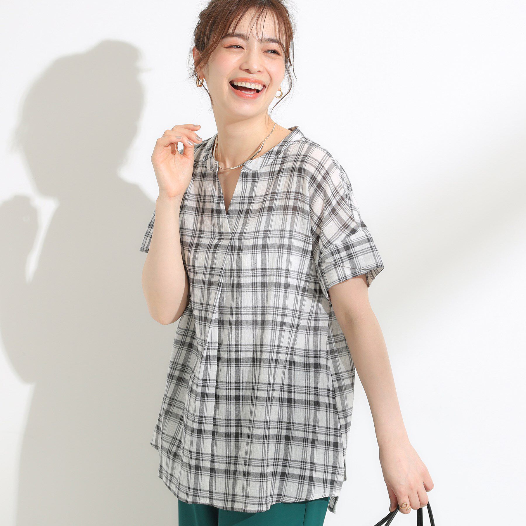 SHOO･LA･RUE「【S-LL】きれいに体型カバー さらシャリコットン スキッパーシャツ」|シャツ・ブラウス|オフホワイト(203