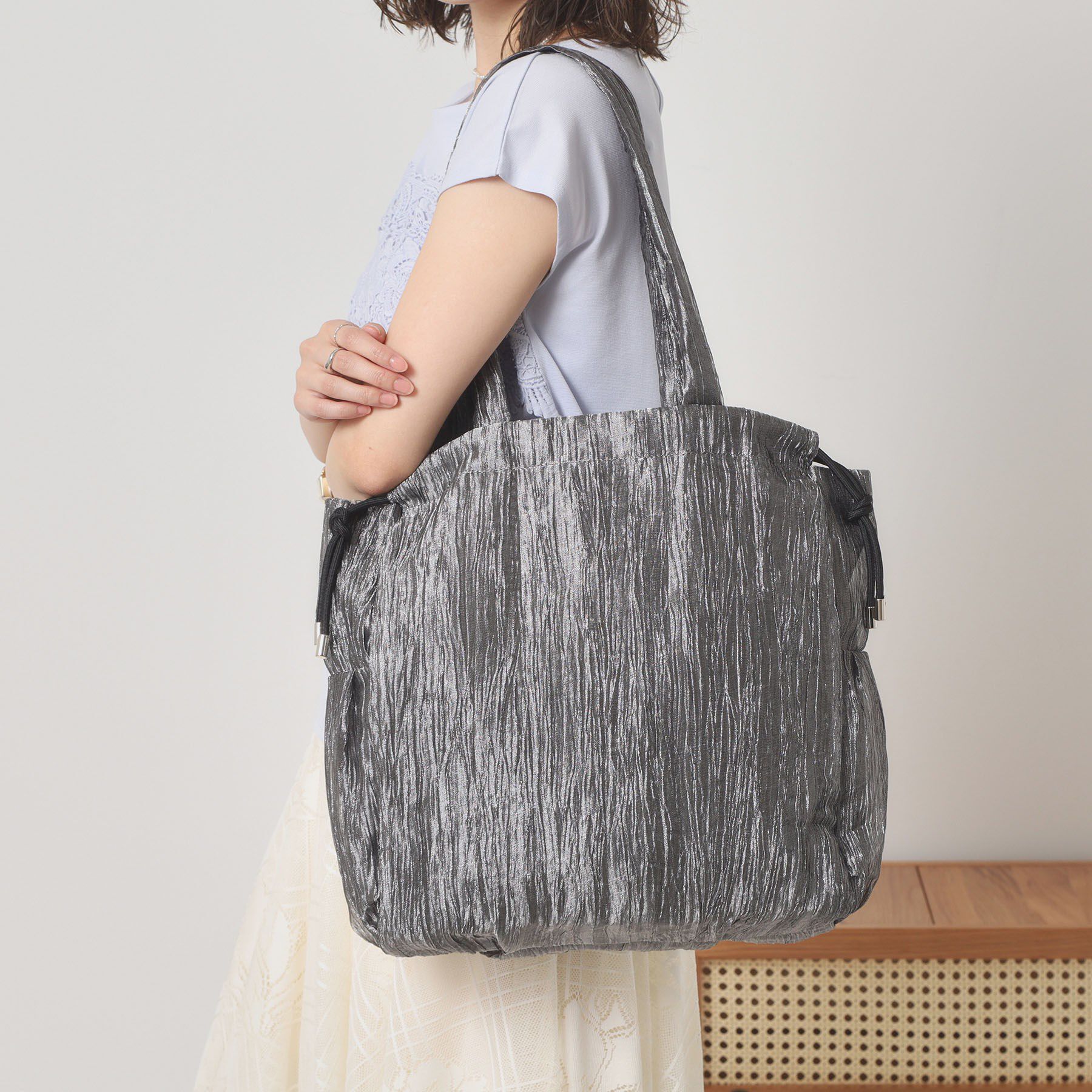 ITS&rsquo;DEMO「【A4対応】シアー巾着トート」|トートバッグ|シルバー(006)