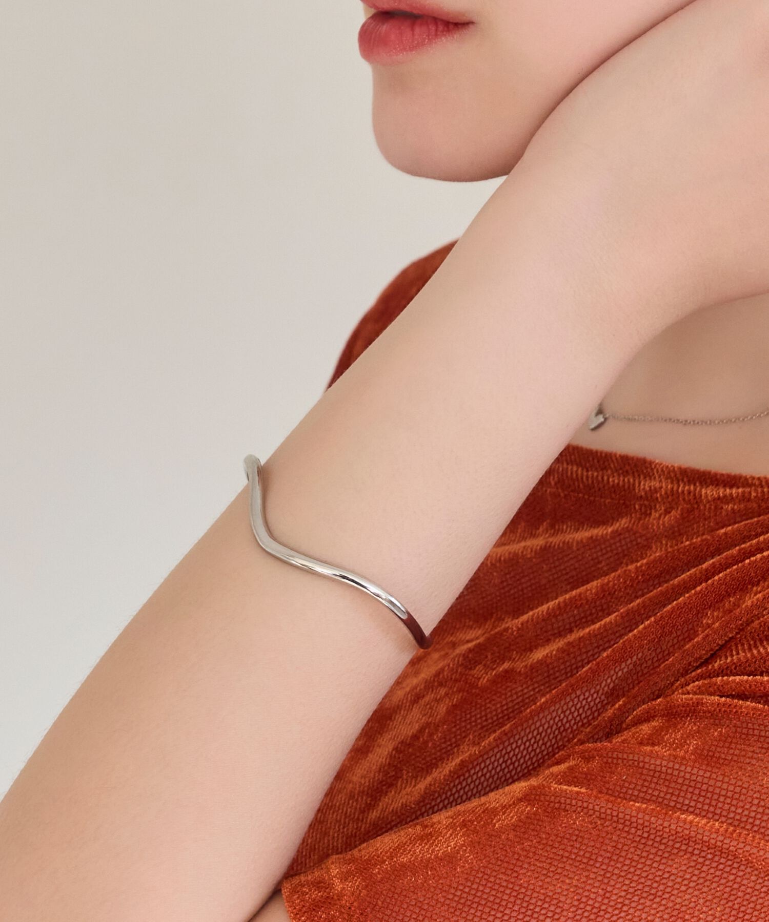 Phoebe「≪雑誌掲載≫【金属アレルギー対応】ウェーブラインメタルバングル/サージカルステンレス」|ブレスレット・バングル|