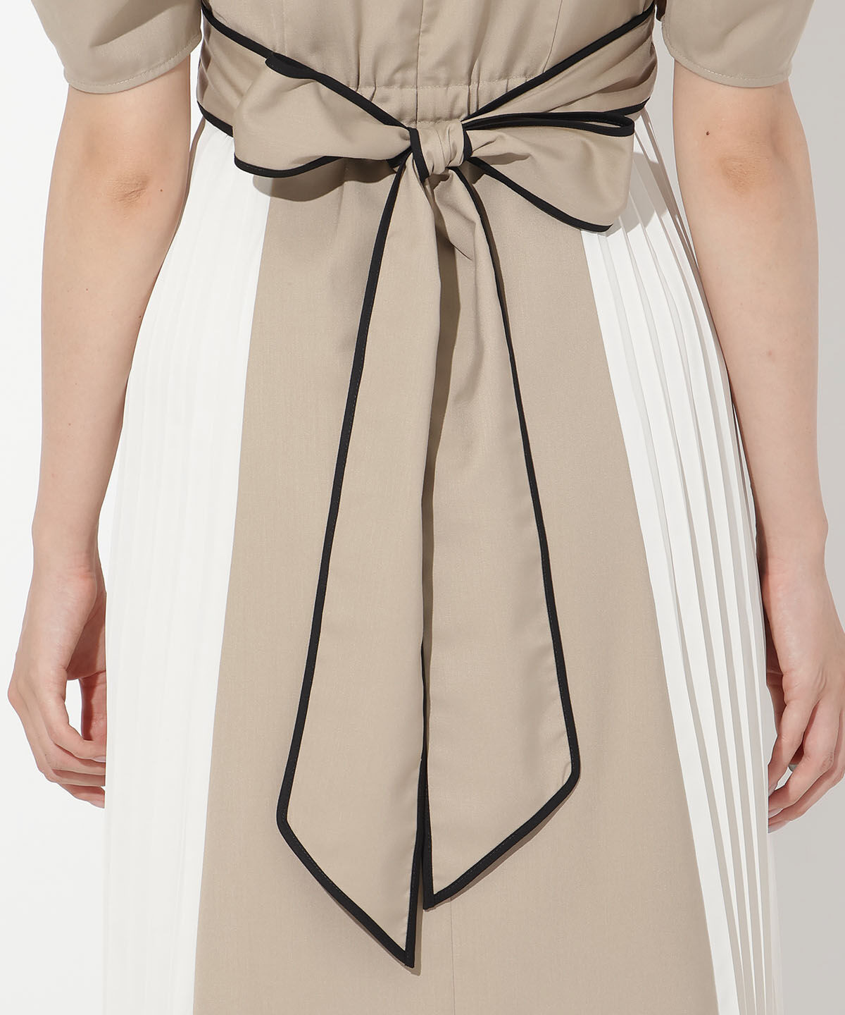 アンドクチュール「配色パイピングVネックワンピース」|ワンピース|