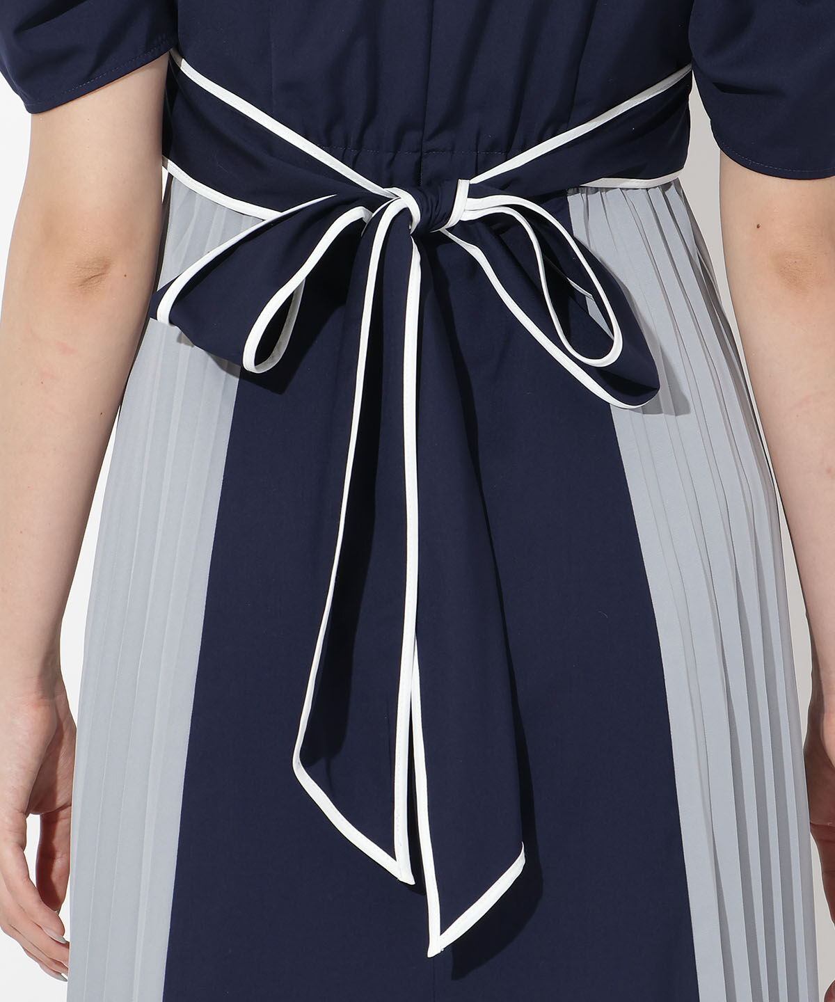 アンドクチュール「配色パイピングVネックワンピース」|ワンピース|