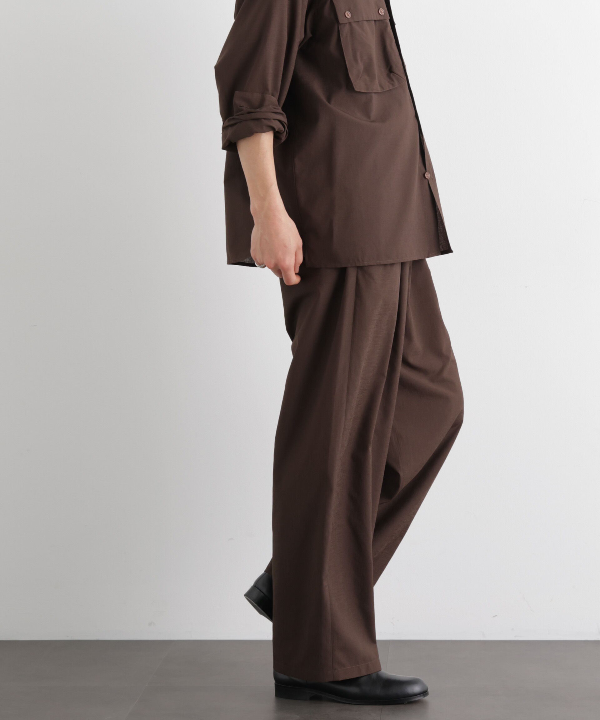 nano･universe「ﾃｸﾆｶﾙﾘﾈﾝﾗｲｸ2ﾀｯｸｲｰｼﾞｰｽﾗｯｸｽ/吸水速乾･接触冷  」|チノ|D.ブラウン2