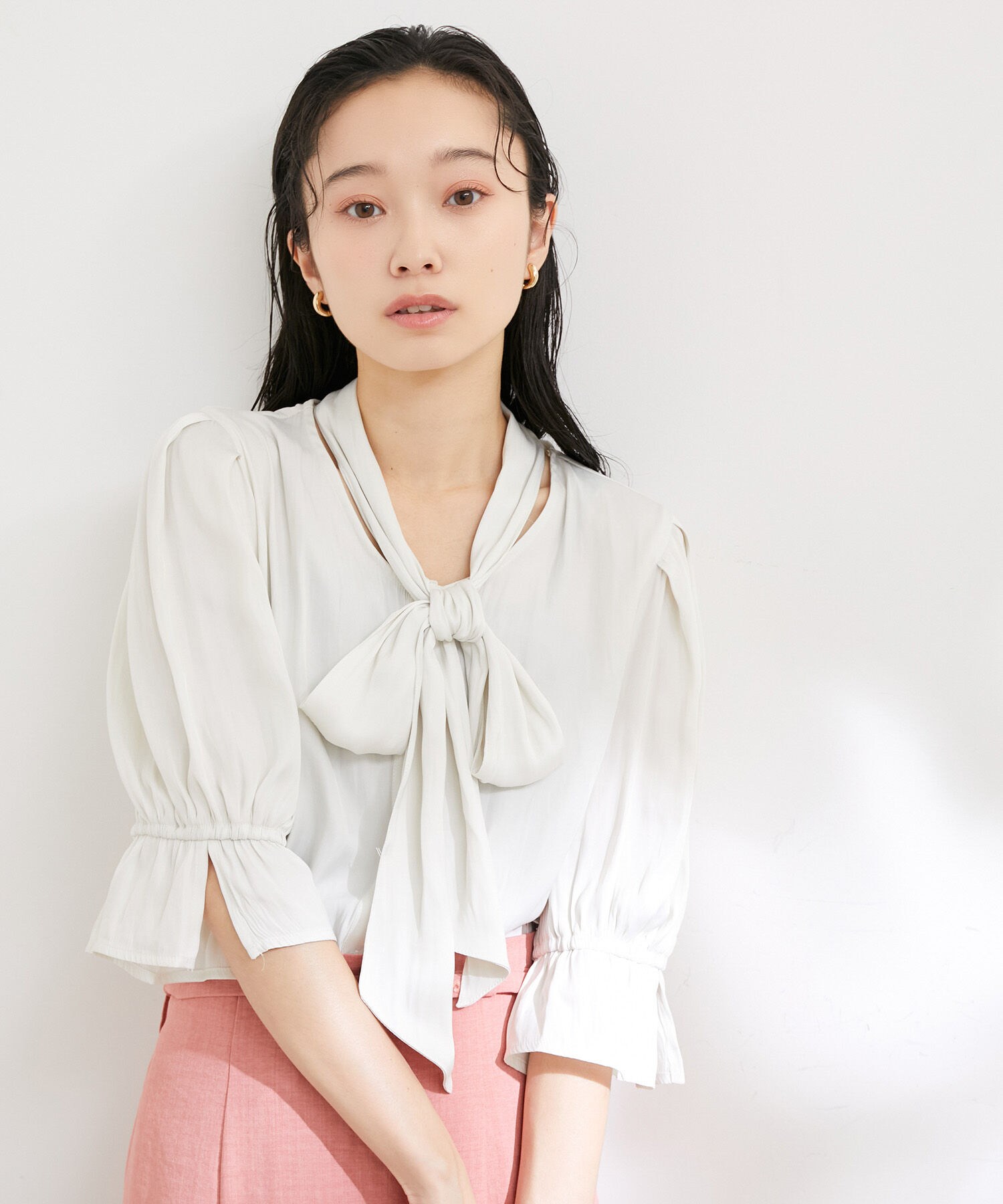VIS「【選べる素材】アソートボウタイリボンブラウス」|シャツ・ブラウス|