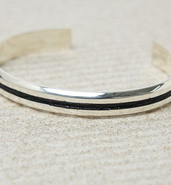 ABAHOUSE「【UNISEX】CENTER LINE NARROW BANGLE / センター」|ブレスレット・バングル|シルバー
