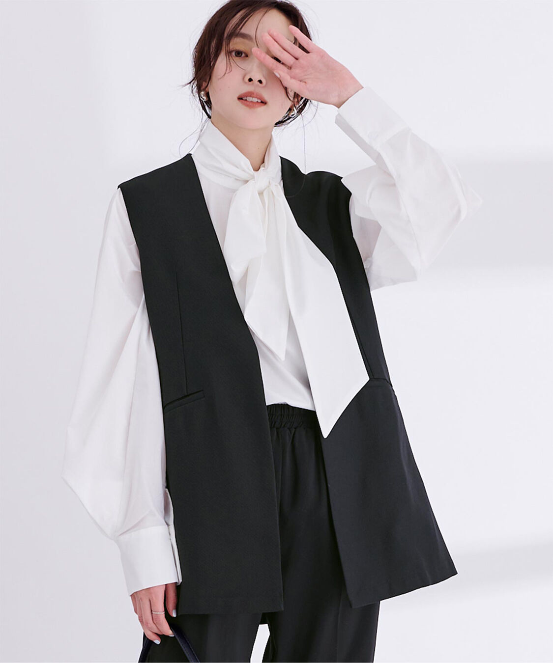 ur's「リネンライクVネックノーカラージレ」|ベスト・ジレ|ブラック