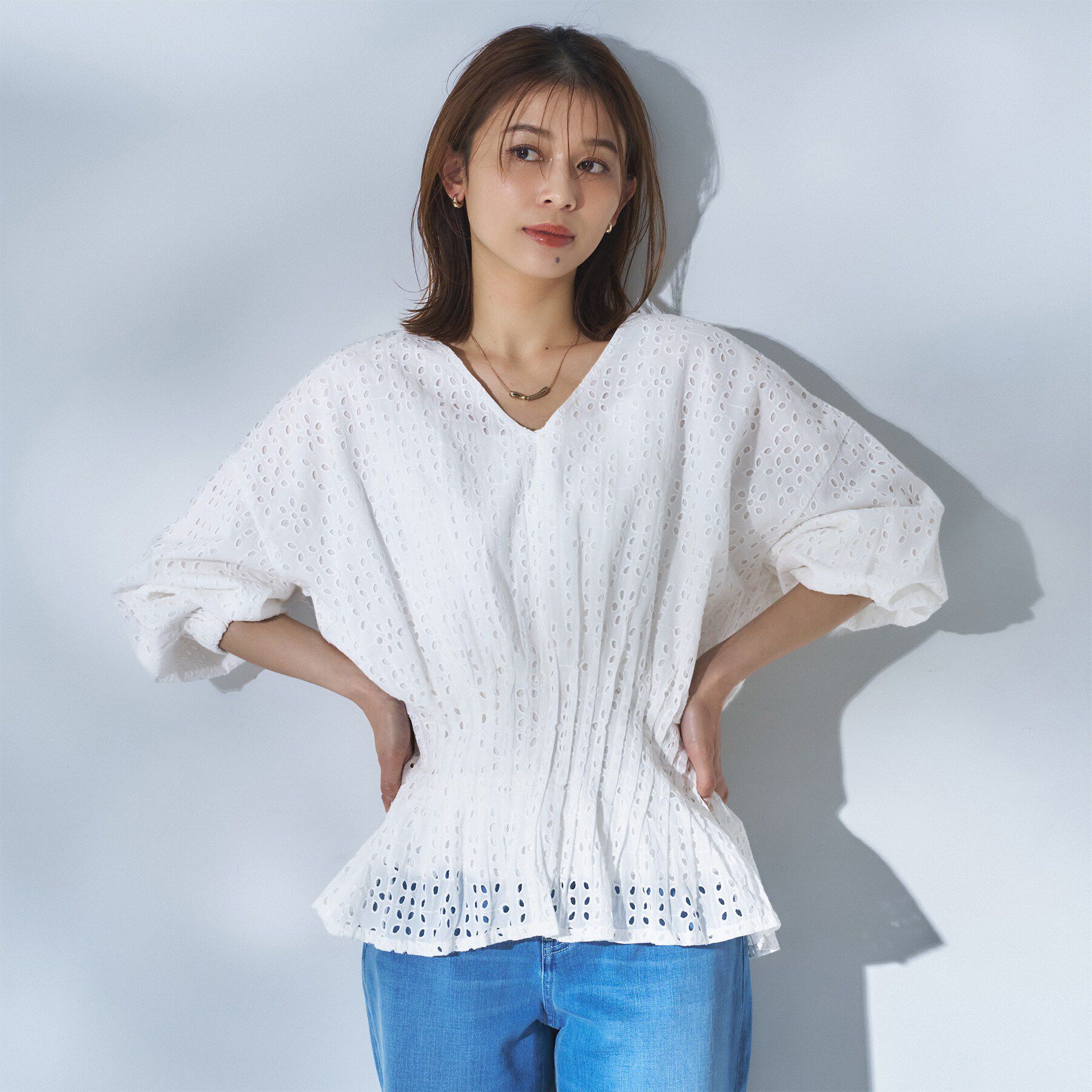 UNTITLED「【Audrey and John Wad】ウエストシャーリングブラウス」|シャツ・ブラウス|ホワイト(001)