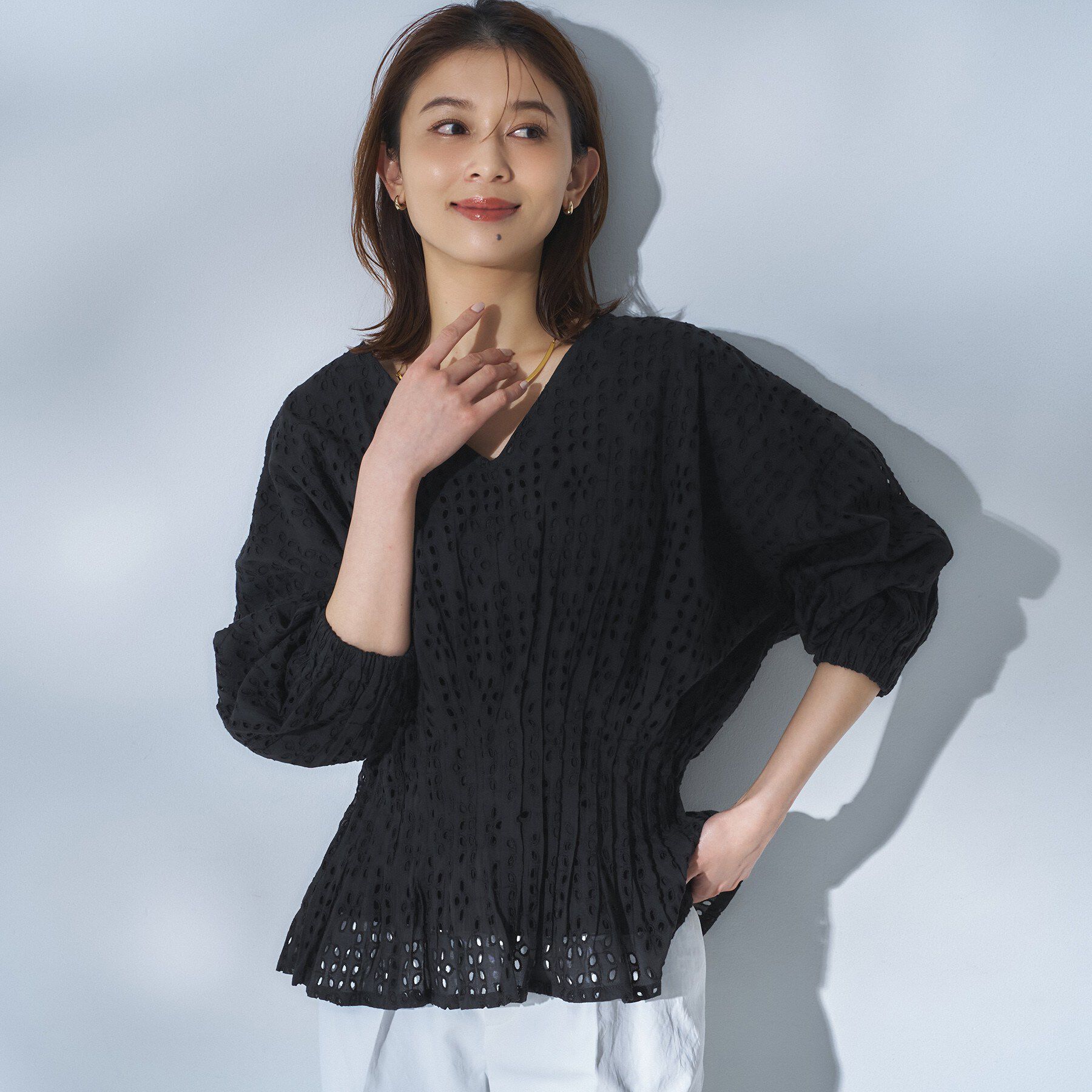 UNTITLED「【Audrey and John Wad】ウエストシャーリングブラウス」|シャツ・ブラウス|ブラック(019)