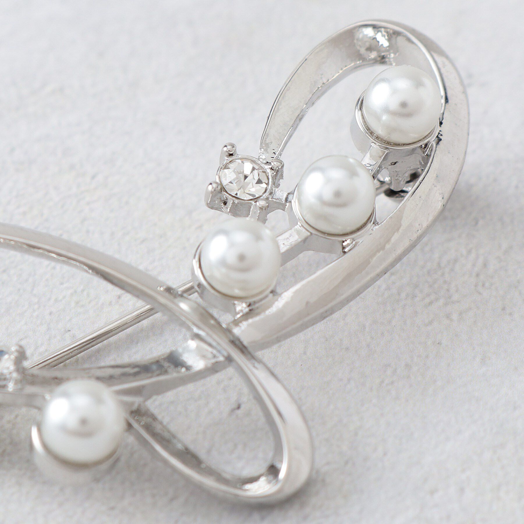 grove「メタルラインビジューパール調ブローチ【入卒対応可】」|ブローチ・コサージュ|