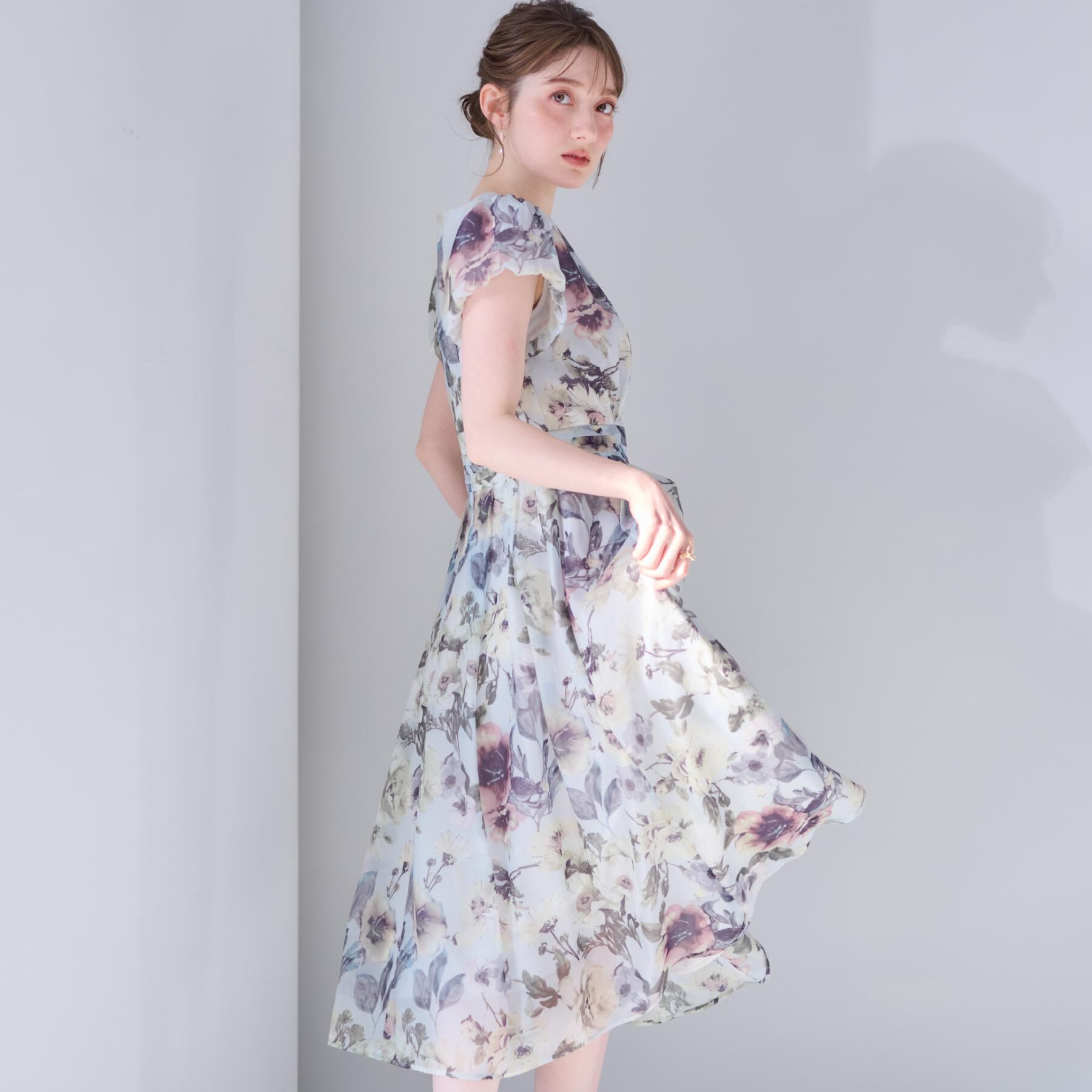 Couture broach「【花柄・一枚で着映える・細見え】Summerオーガンフルールワンピース」|ワンピース|ライトグレー(111