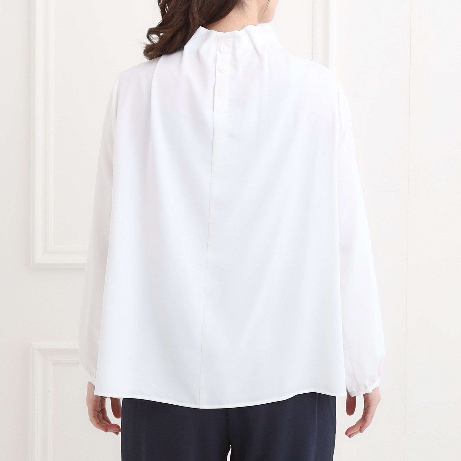 SHOO･LA･RUE「【洗濯機可】上品で華やか スタンドフリルブラウス」|シャツ・ブラウス|