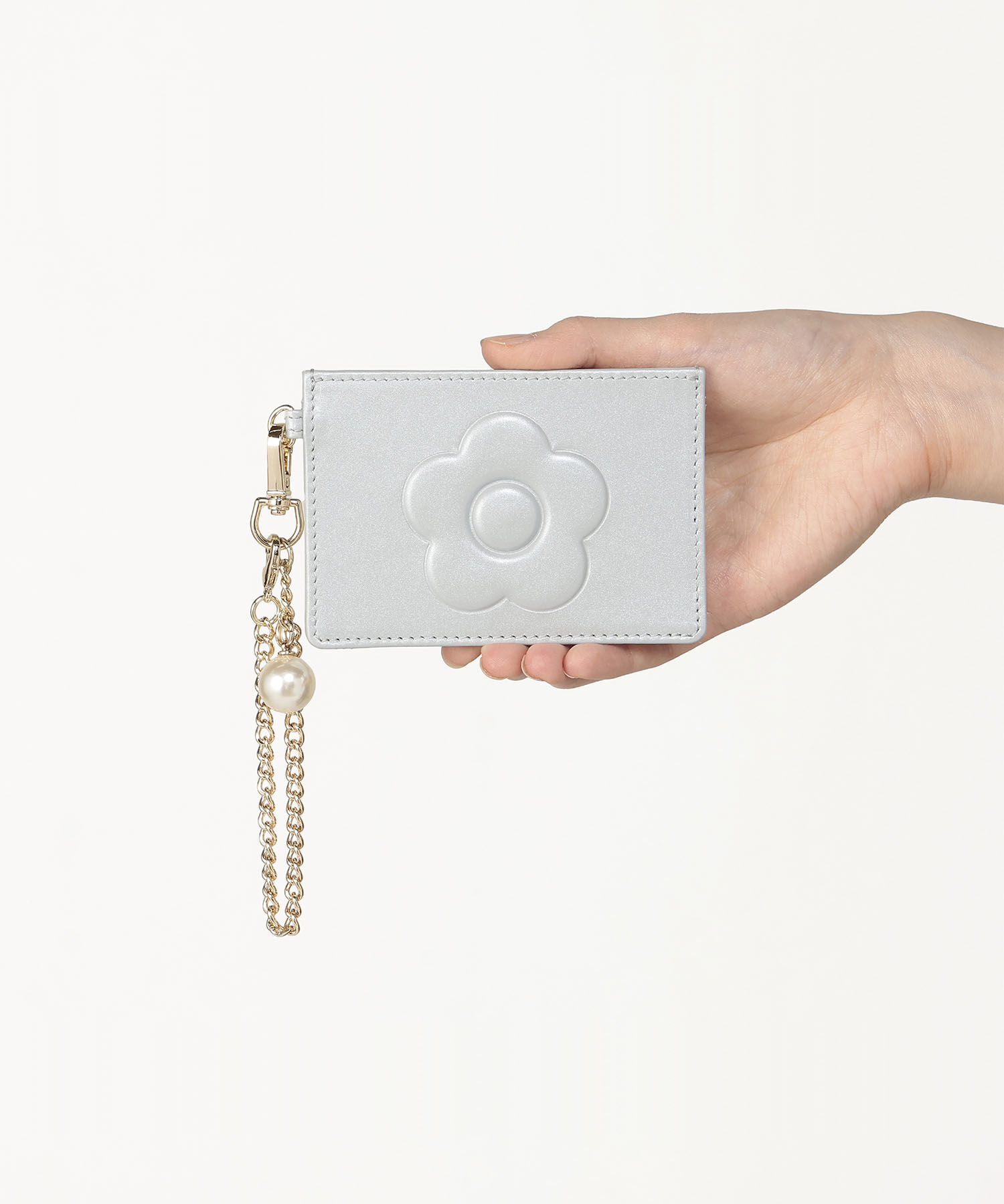 MARY QUANT「エンボスデイジーパール シングルパスケース」|定期入れ|パールブルー