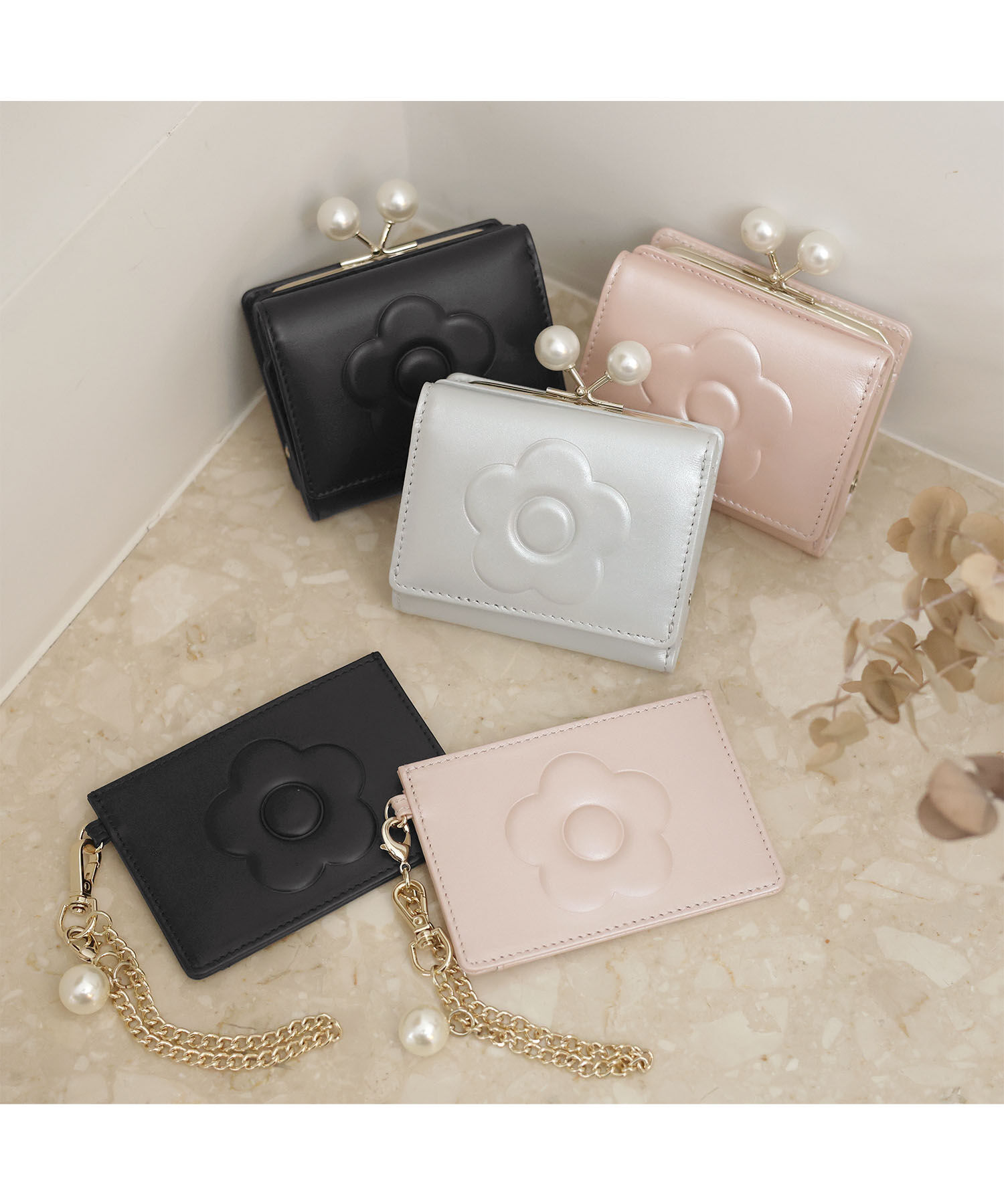 MARY QUANT「エンボスデイジーパール シングルパスケース」|定期入れ|