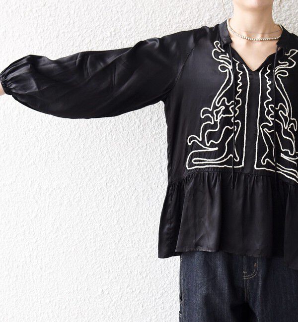 SHIPS any「SHIPS any:〈洗濯機可能〉サテン 刺繍 スキッパー ペプラム ブラウス」|シャツ・ブラウス|