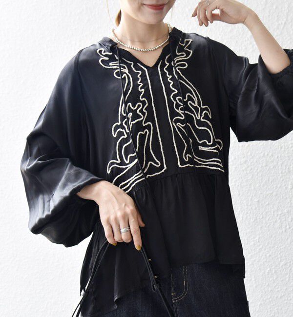 SHIPS any「SHIPS any:〈洗濯機可能〉サテン 刺繍 スキッパー ペプラム ブラウス」|シャツ・ブラウス|