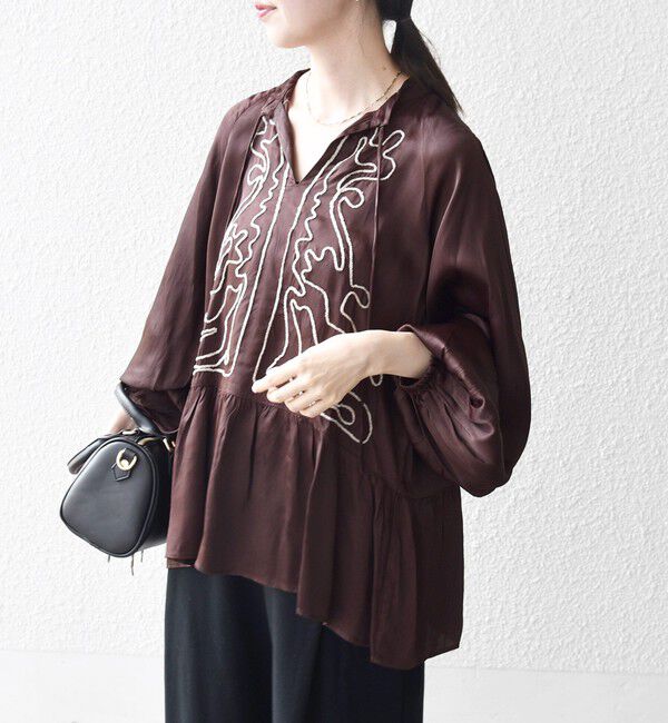 SHIPS any「SHIPS any:〈洗濯機可能〉サテン 刺繍 スキッパー ペプラム ブラウス」|シャツ・ブラウス|