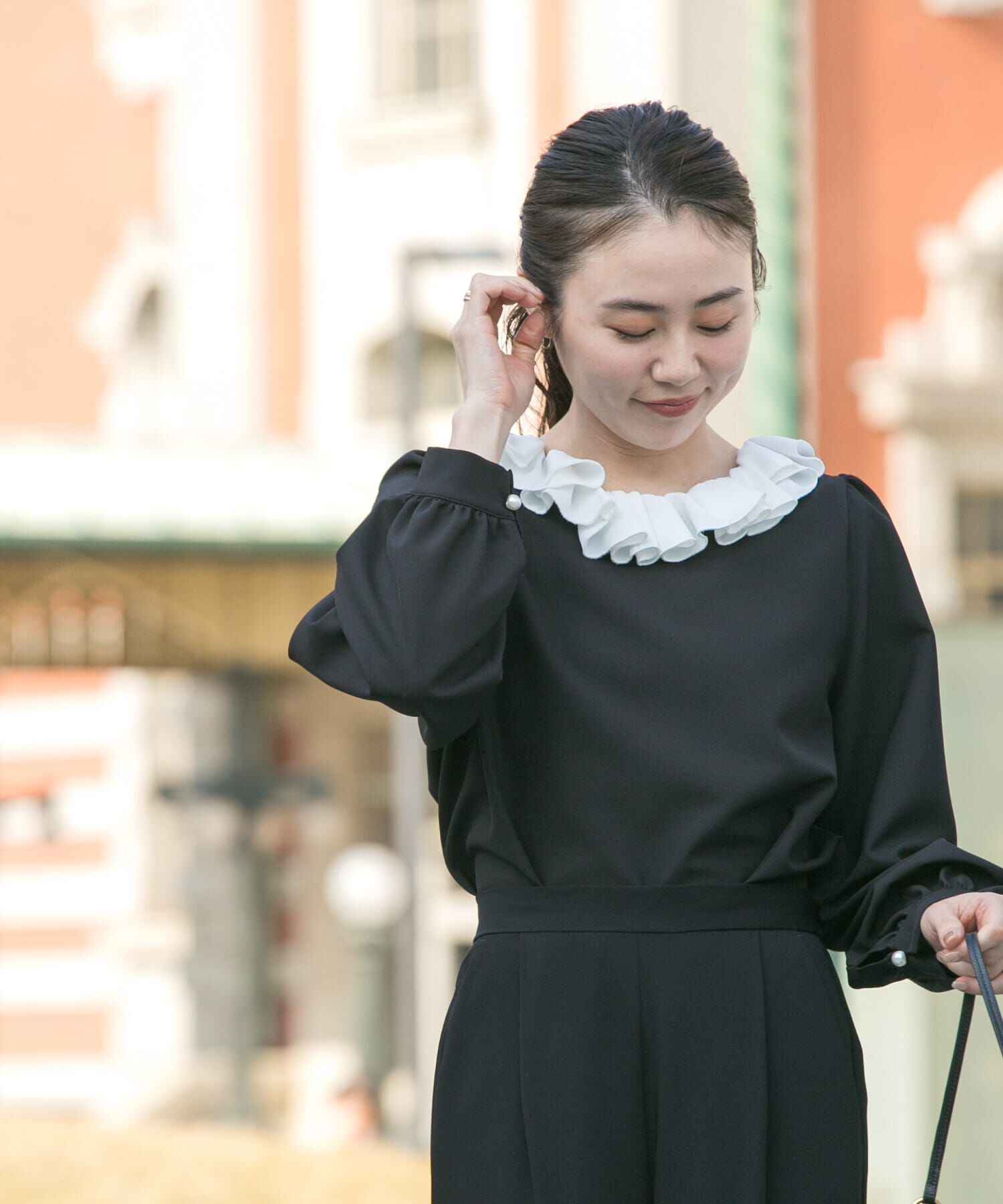 URBAN RESEARCH ROSSO「『WEB限定』コサージュカラー2WAYブラウス」|シャツ・ブラウス|ブラック系その他