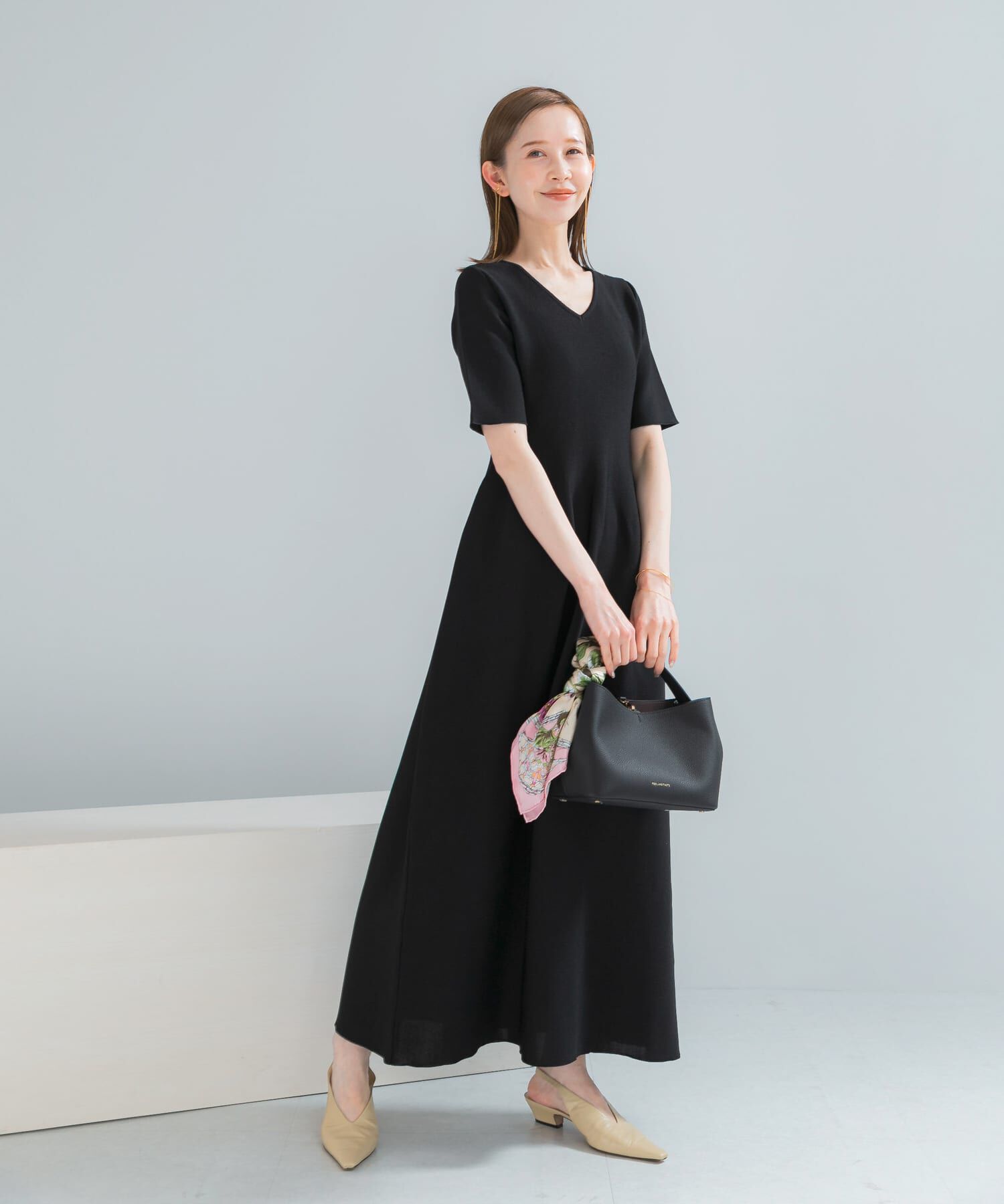 URBAN RESEARCH ROSSO「『一部WEB限定カラー』フォルムニットVネックワンピース」|ワンピース|