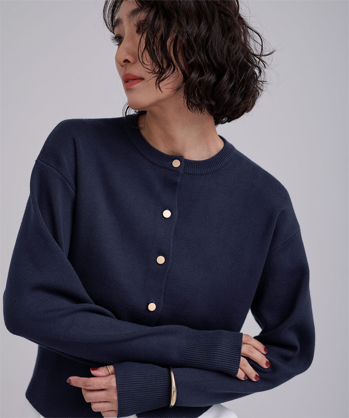 ur's「マット釦クルーネックニットカーディガン」|カーディガン|