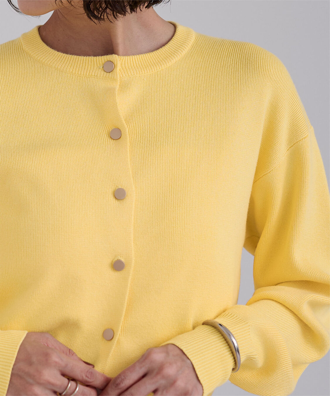 ur's「マット釦クルーネックニットカーディガン」|カーディガン|