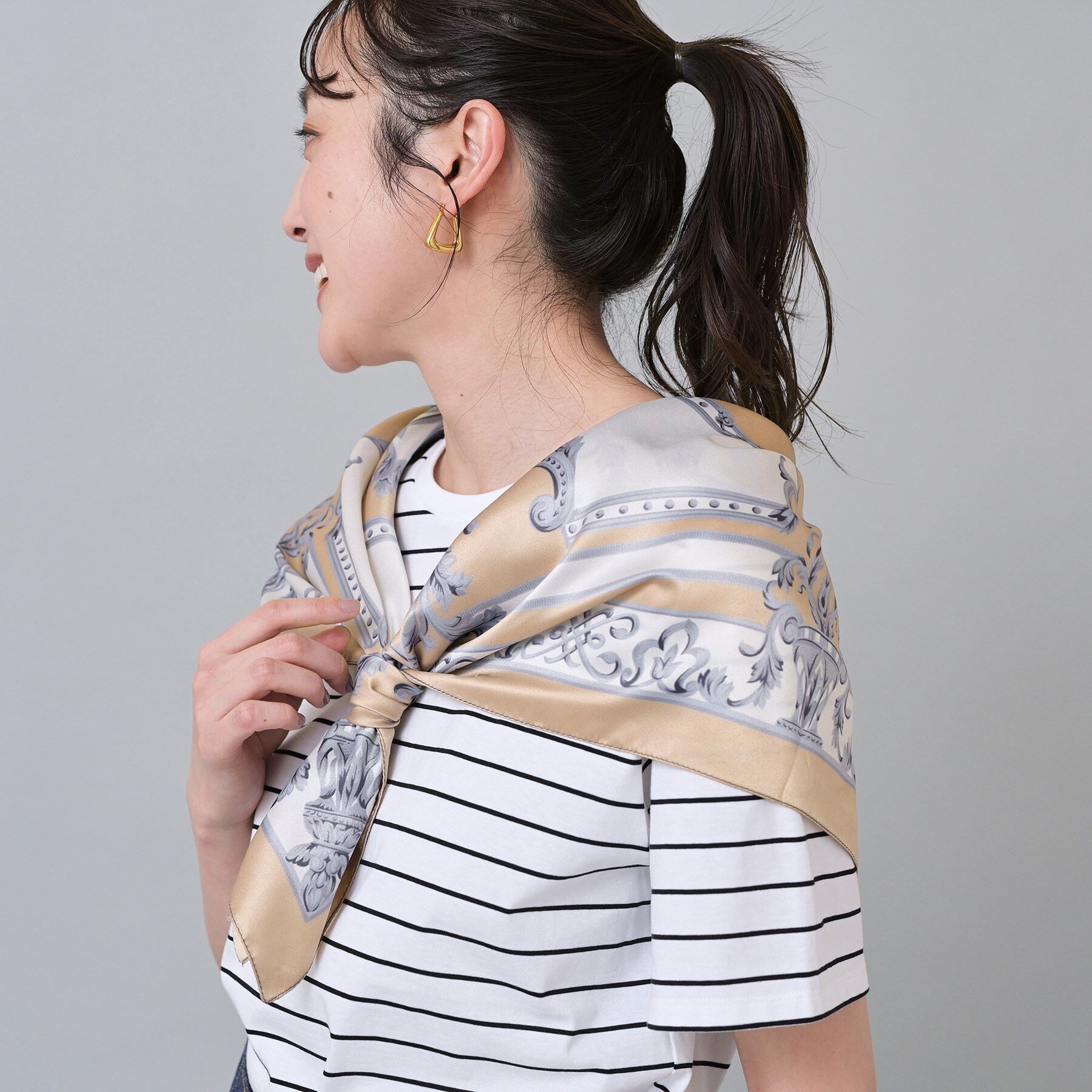 UNTITLED「【手洗い／88cm正方形】エンブレムプリントスカーフ」|ストール|