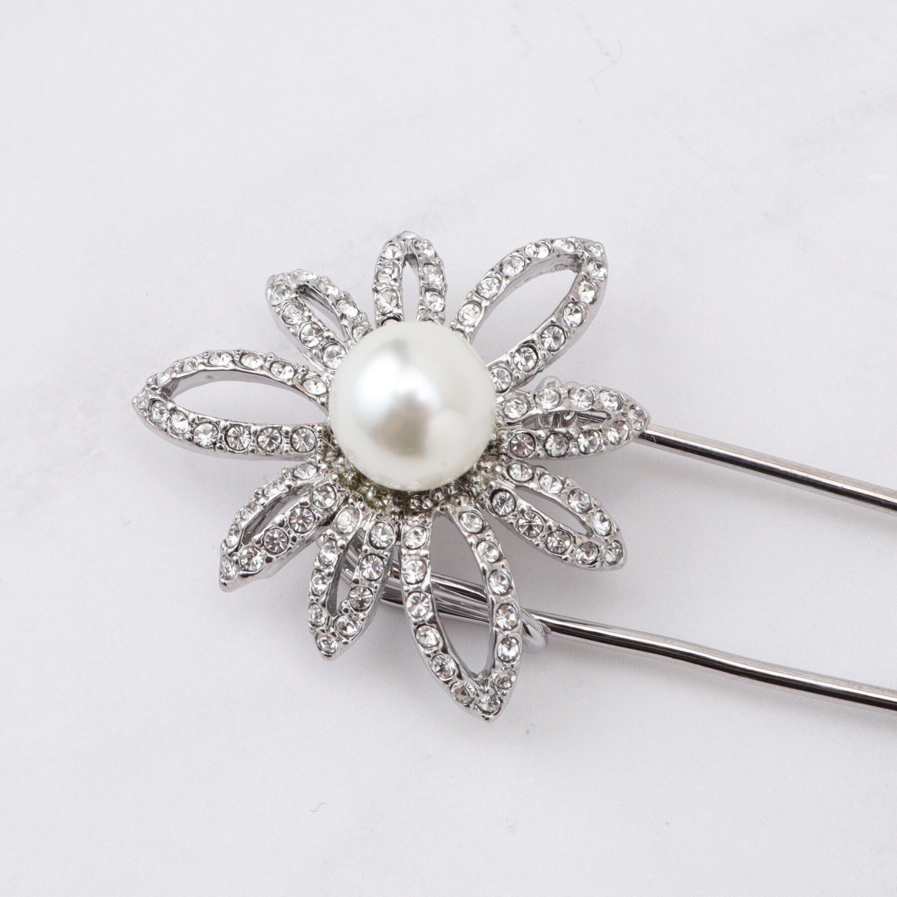 UNTITLED「【コーディネートのアクセントに】ビジューキルトピン」|ブローチ・コサージュ|