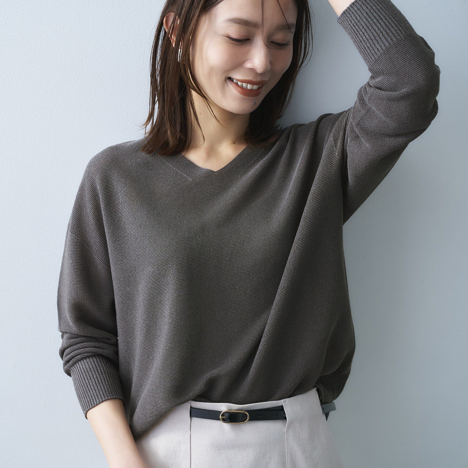 UNTITLED「【7色展開/洗える/程よい透け感】ドライタッチVネックニット」|ニット・セーター|