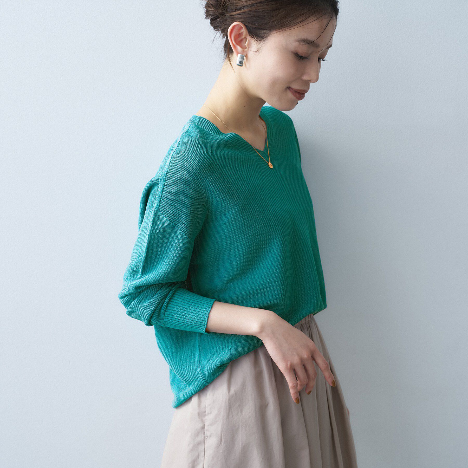 UNTITLED「【7色展開/洗える/程よい透け感】ドライタッチVネックニット」|ニット・セーター|