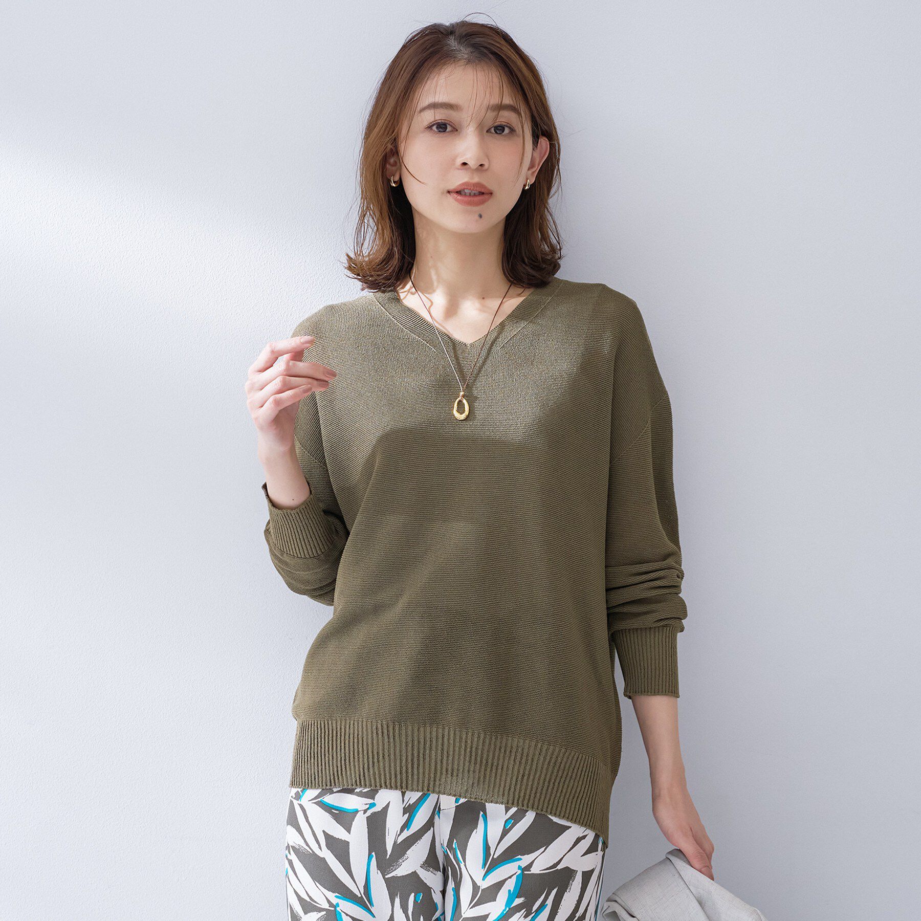 UNTITLED「【7色展開/洗える/程よい透け感】ドライタッチVネックニット」|ニット・セーター|