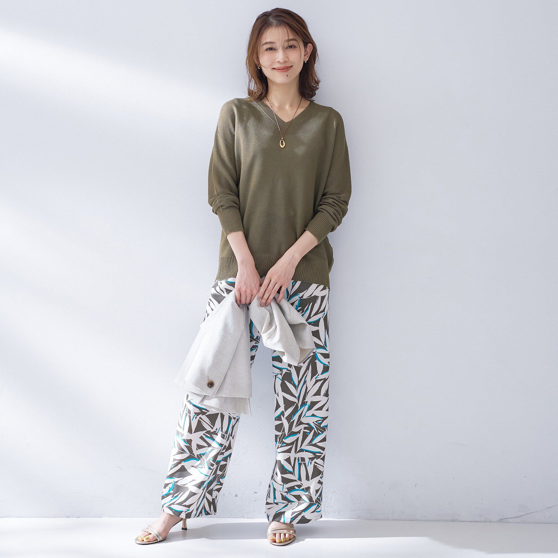 UNTITLED「【7色展開/洗える/程よい透け感】ドライタッチVネックニット」|ニット・セーター|