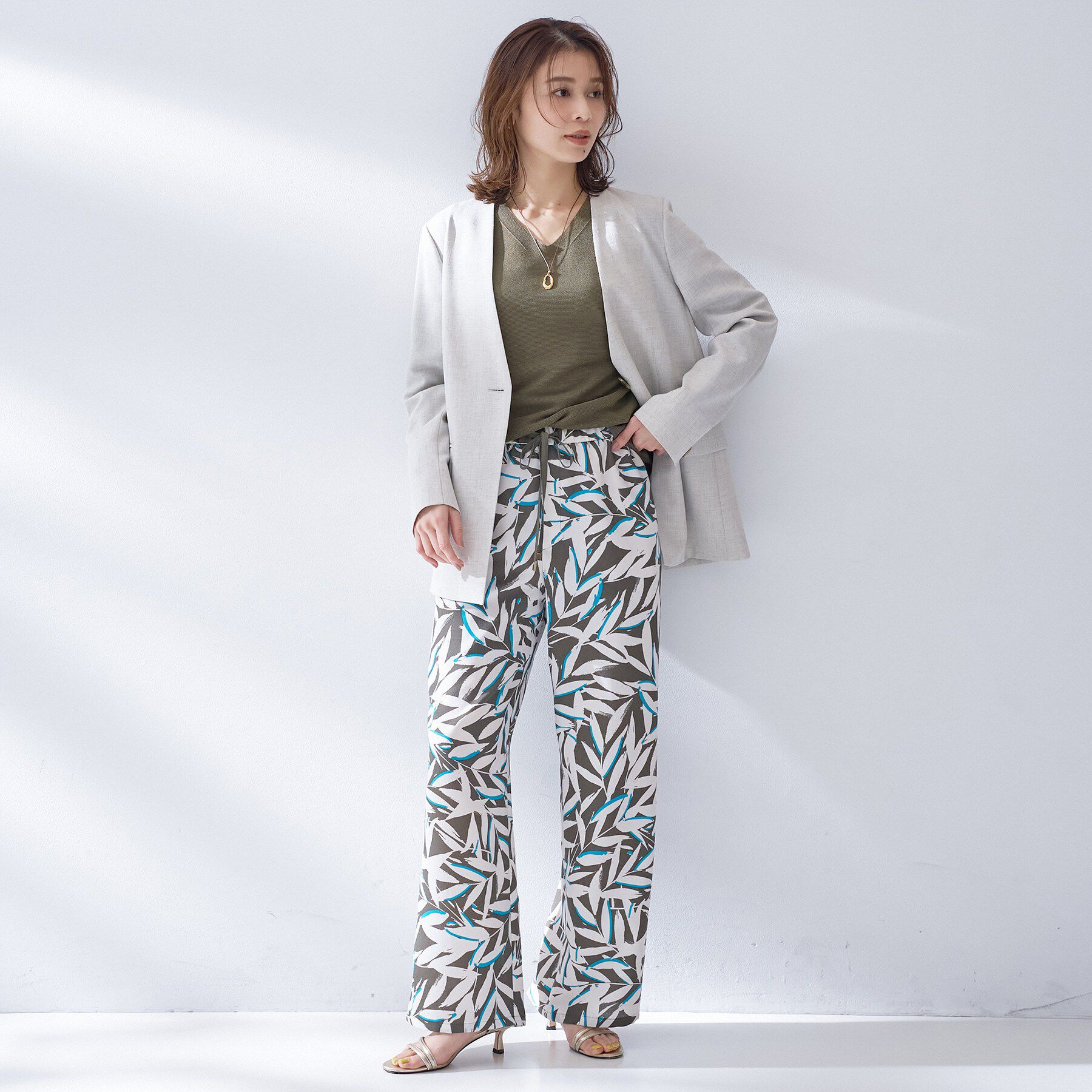 UNTITLED「【7色展開/洗える/程よい透け感】ドライタッチVネックニット」|ニット・セーター|