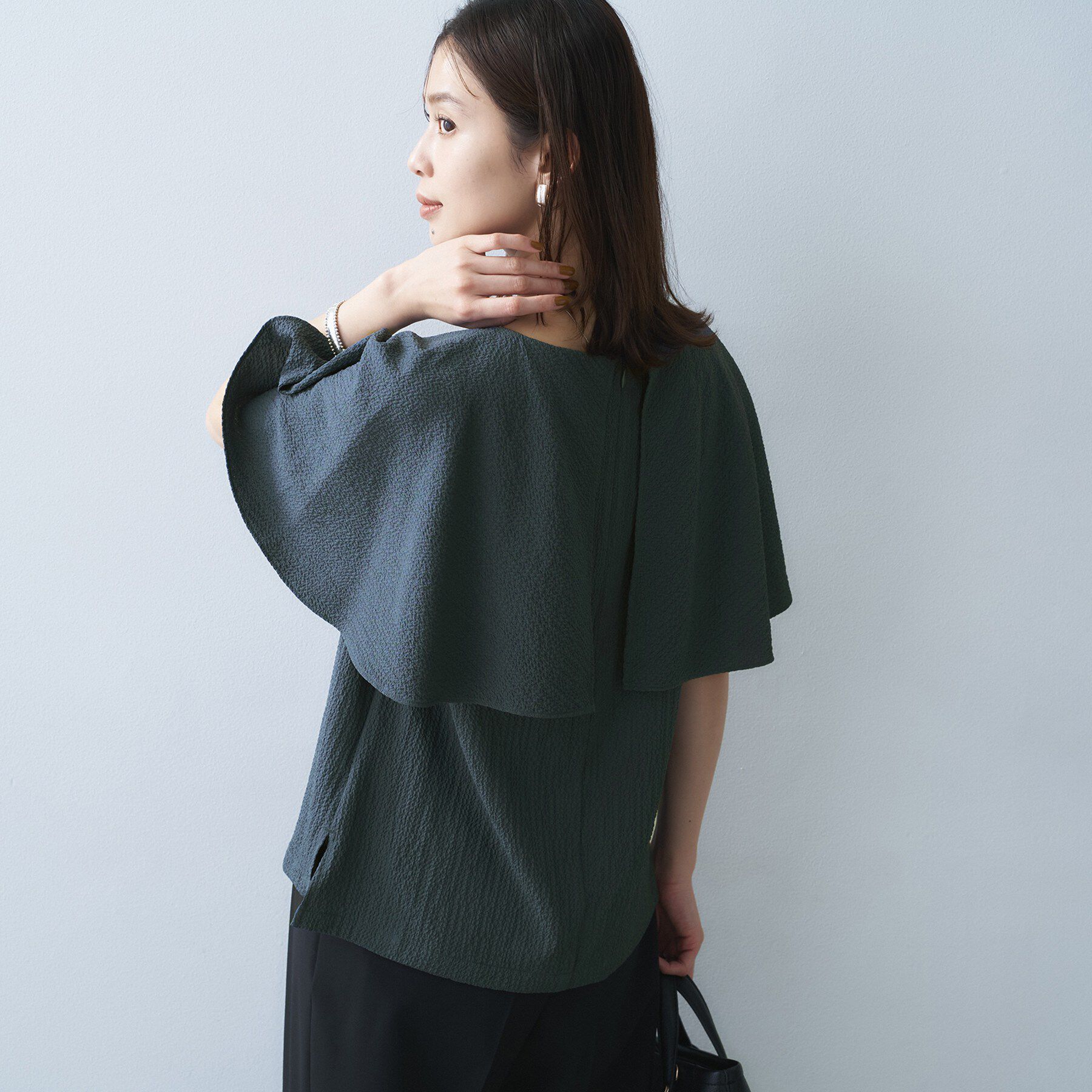 UNTITLED「【洗える/ストレッチ性/フェミニン】ケープデザインブラウス」|シャツ・ブラウス|チャコールグレー(0