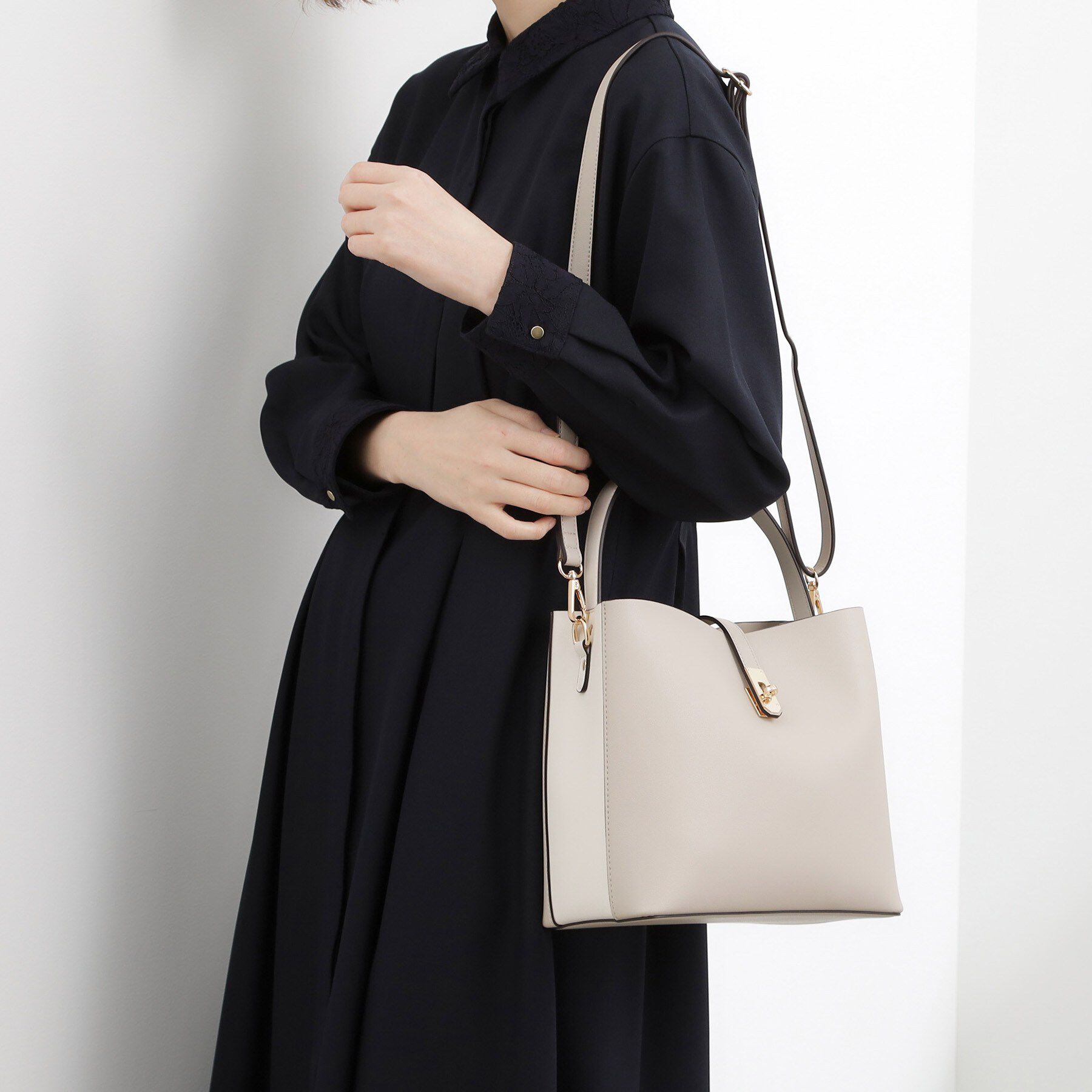 grove「人間工学 ベルトダブルショルダー」|ハンドバッグ|ライトグレー&times;アイボ