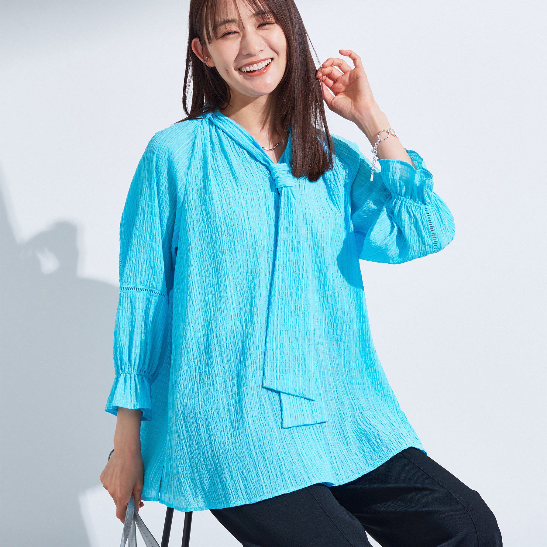 INDIVI「【洗える／シャーリング素材】ボリューム袖エアリーブラウス」|シャツ・ブラウス|ブルー(691)